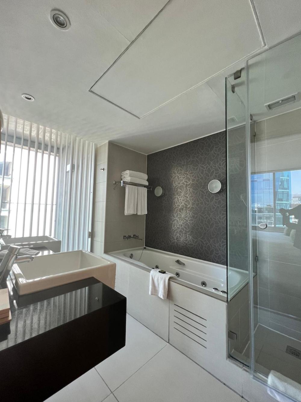King Suite with Hot Tub and Balcony photo 3