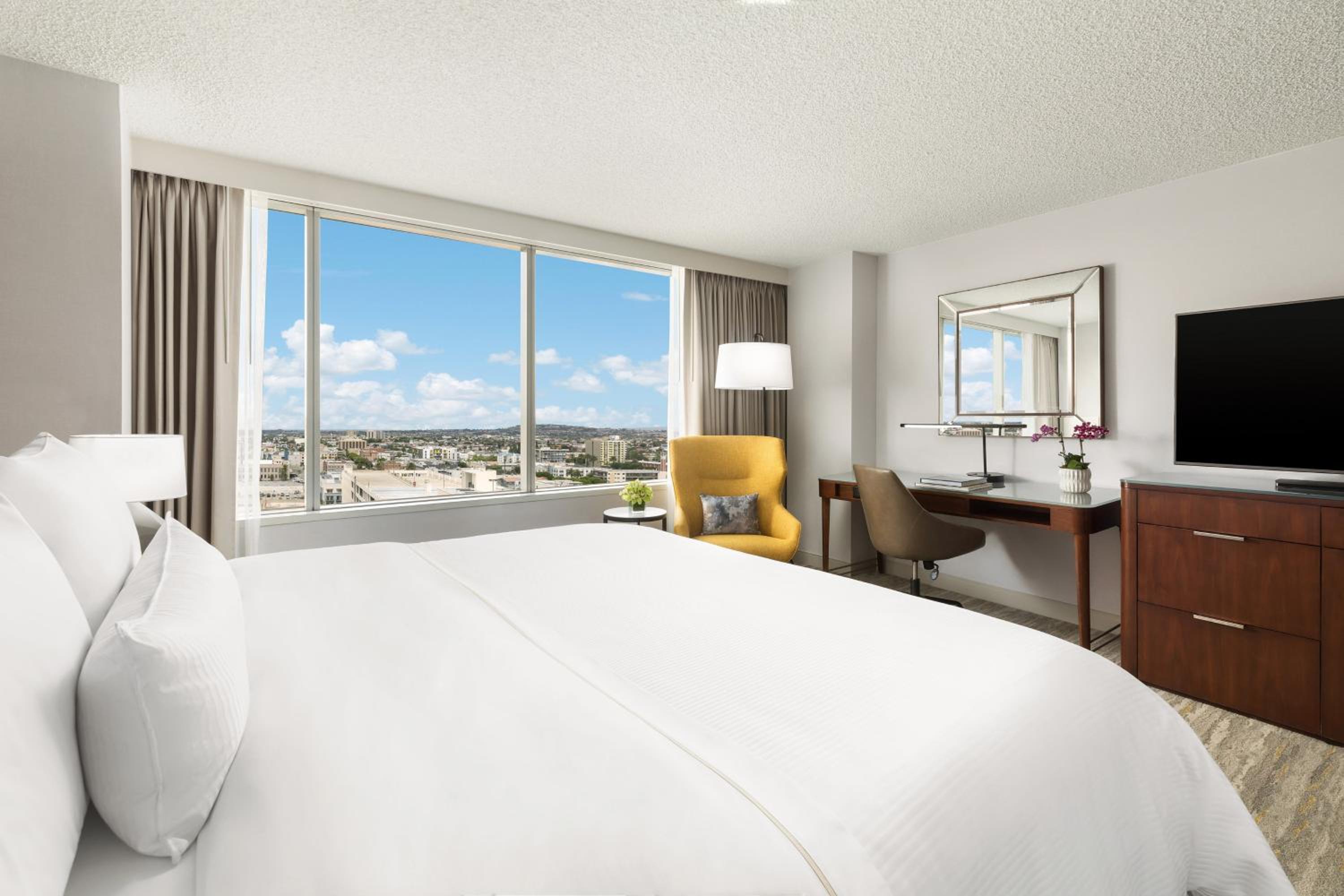 Guest room, 1 King, City view - Photo 16