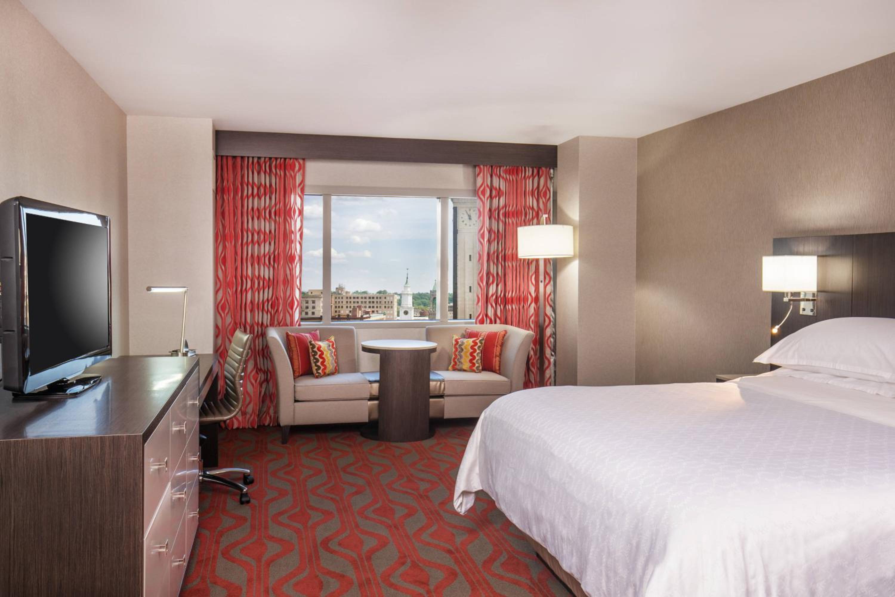 Guest room, 1 King, Corner room, High floor - Photo 1