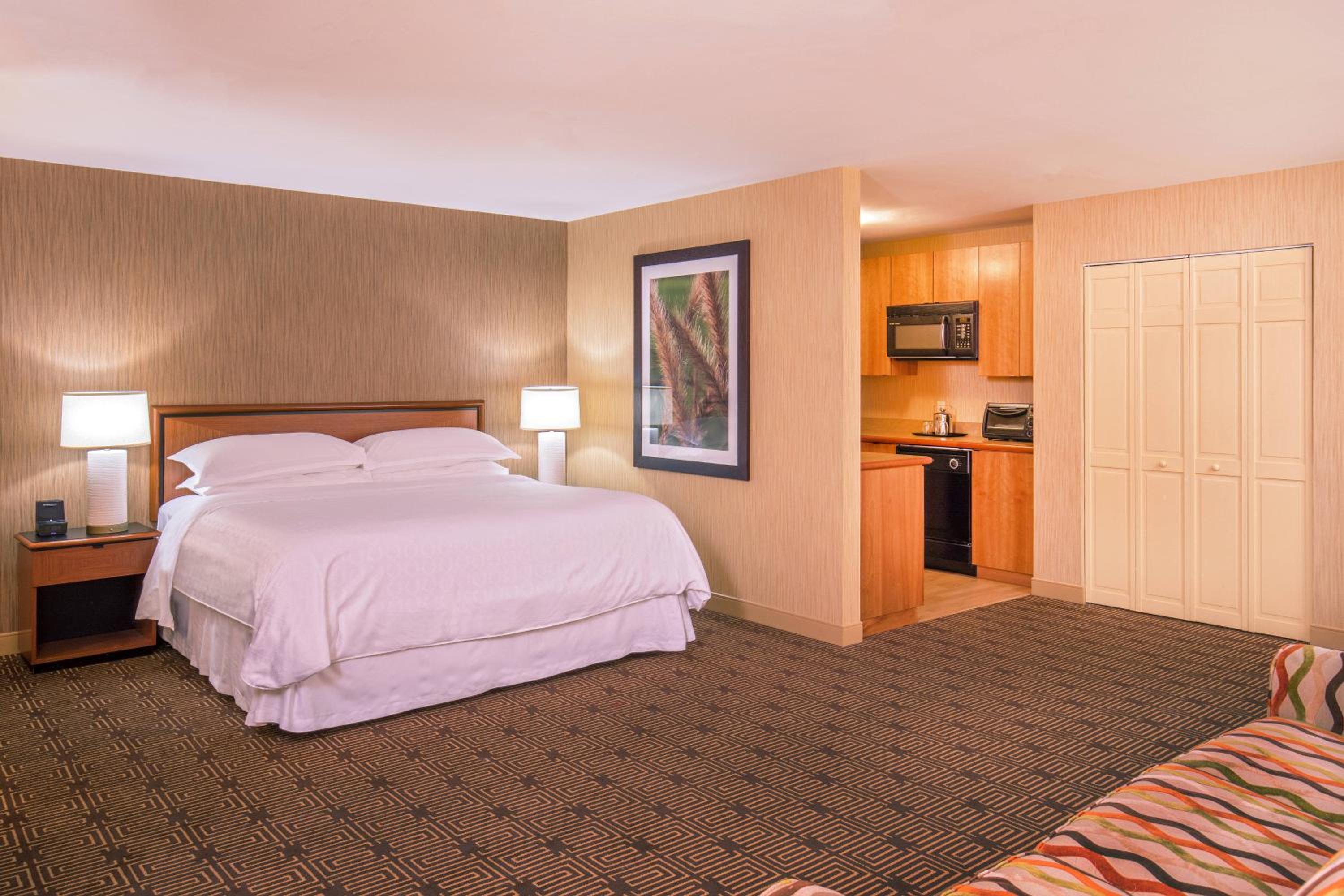 Club level, Suite, 1 King, City view, Low floor - Photo 1