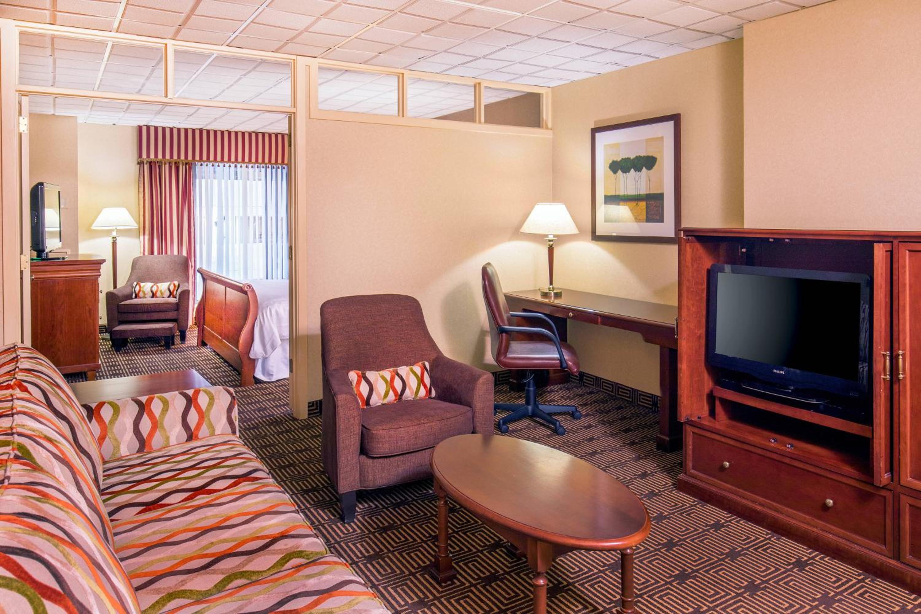 Club level, Junior Suite, 1 King, City view, Low floor - Photo 1