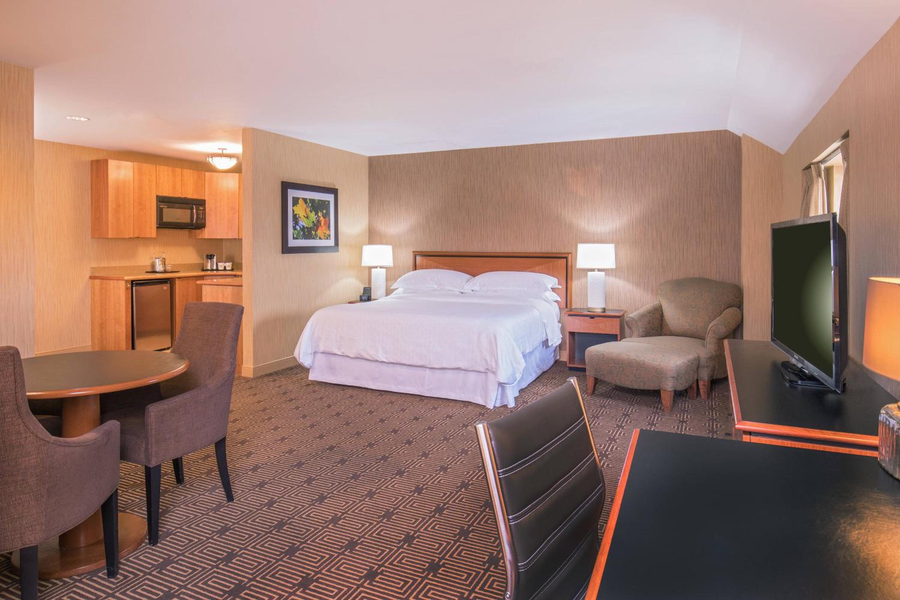 Club level, Suite, 1 King, City view, Corner room, Low floor - Photo 1