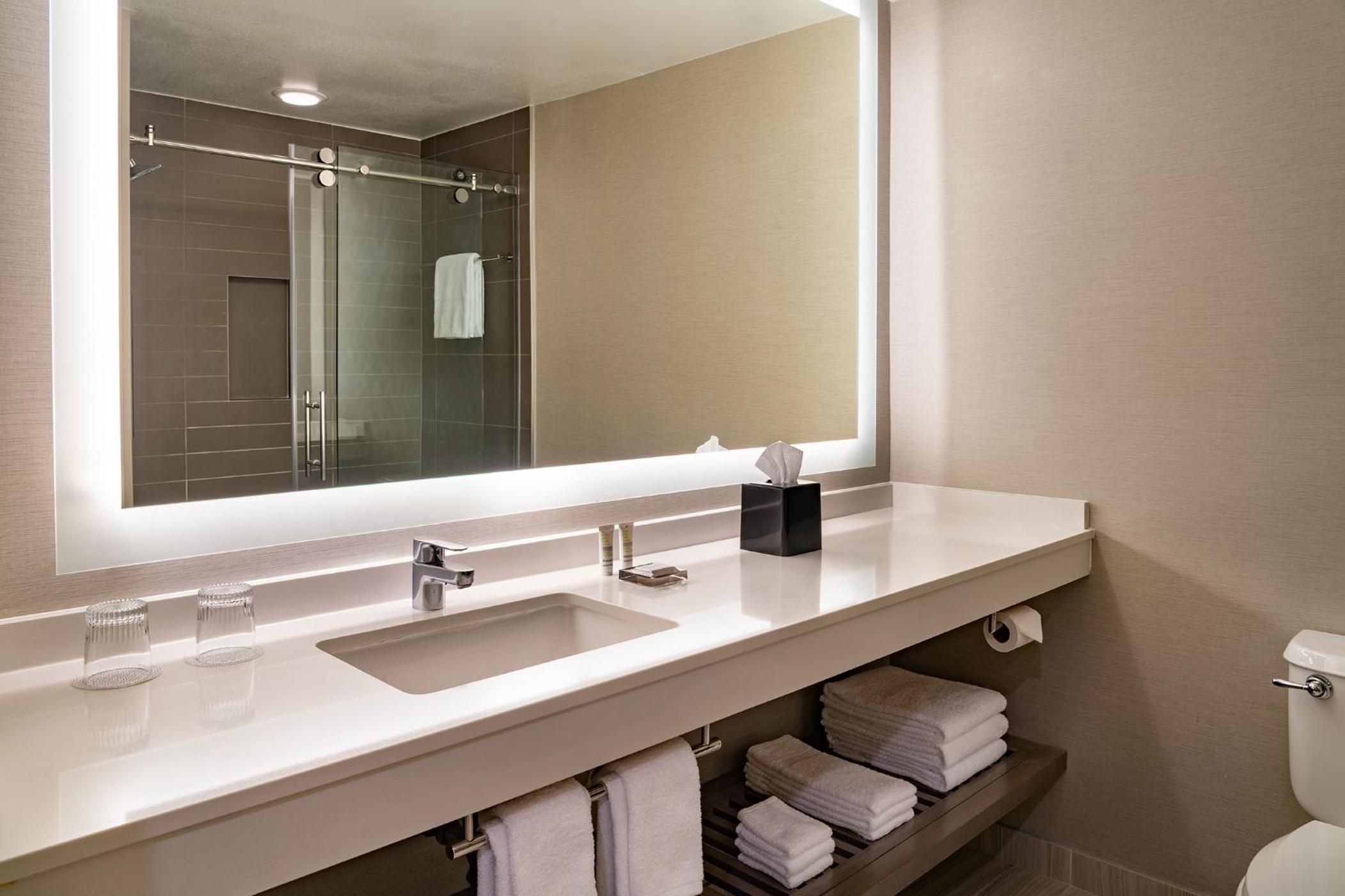 Standard 2 Queen Beds Guestroom with Hearing Accessible  - Photo 4