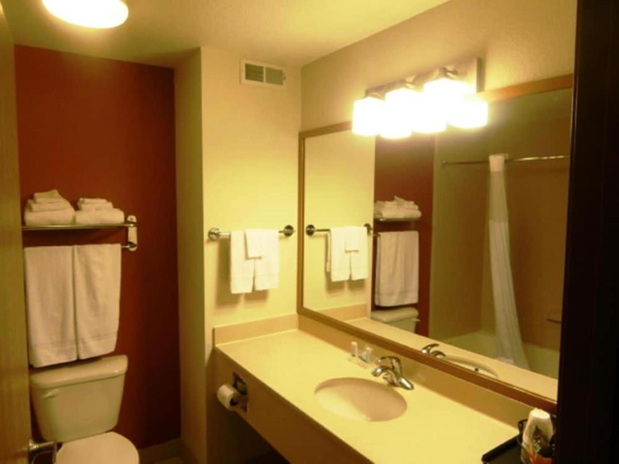 King Suite - Non-Smoking - Photo 2