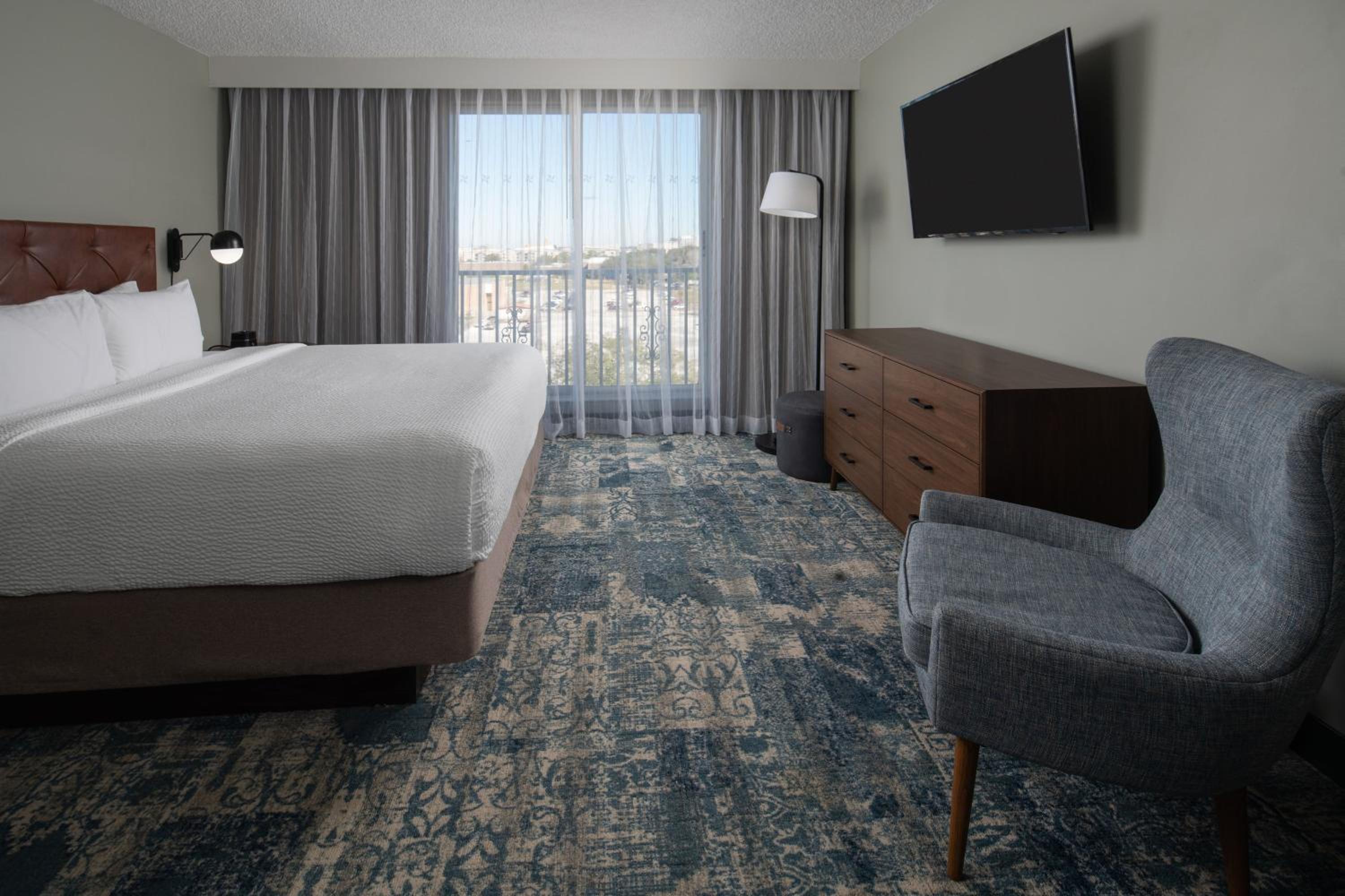 Executive King Suite with Sofa Bed - Photo 2