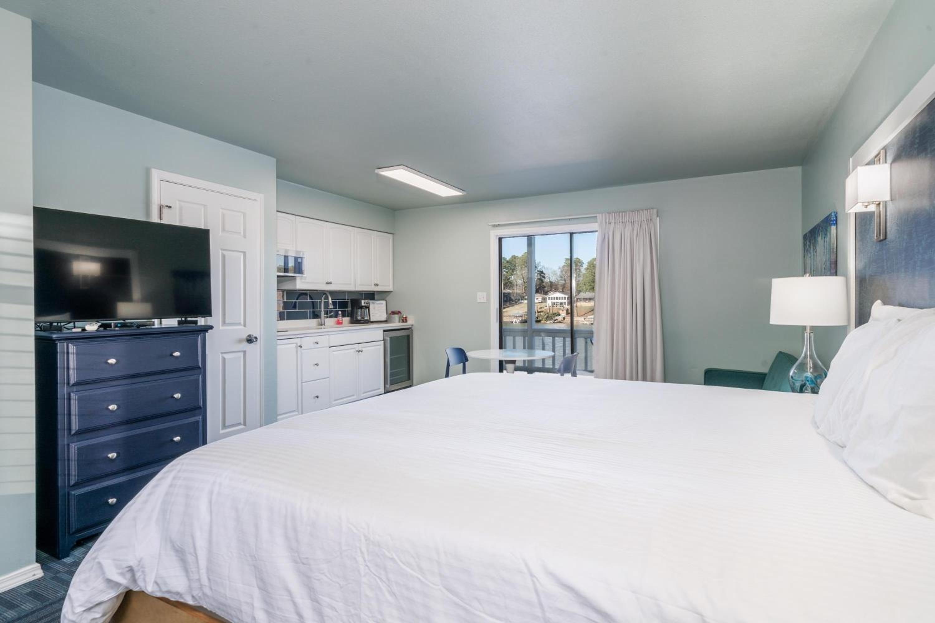 King Studio with Lake View - Upper floor - Photo 9