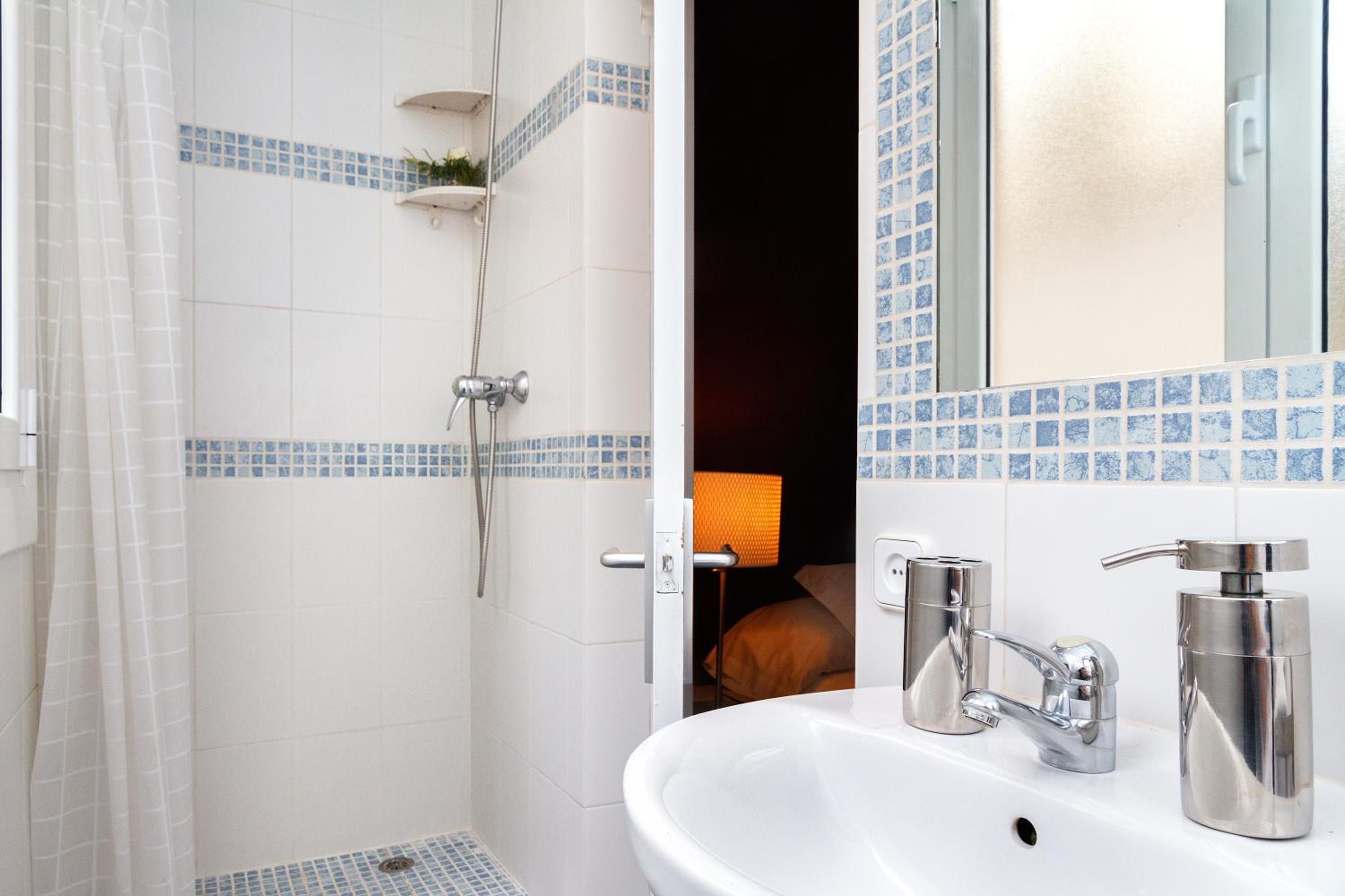 One-Bedroom Apartment - Passatge Maiol Street photo 3