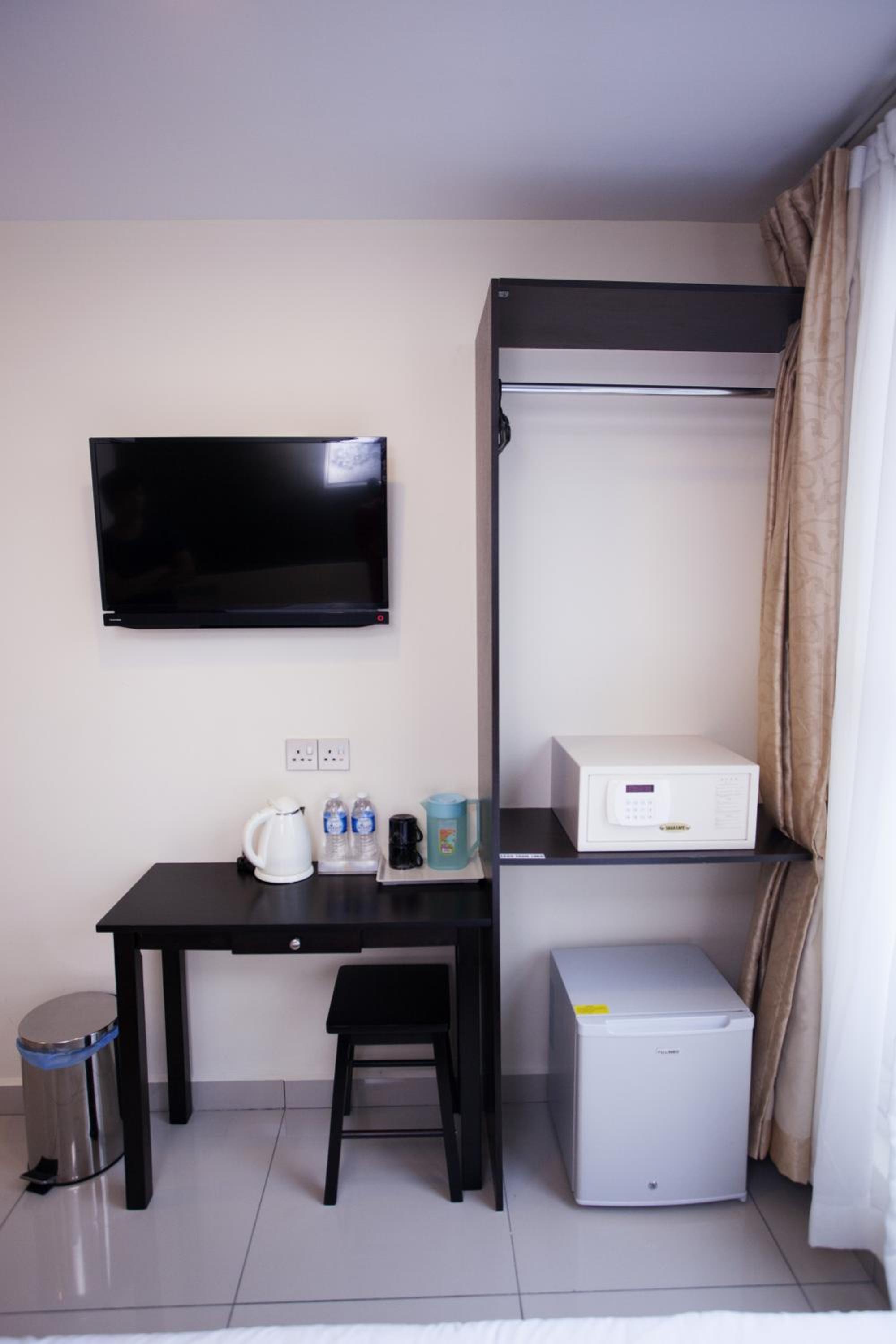 Deluxe Double Room - No Window photo 2