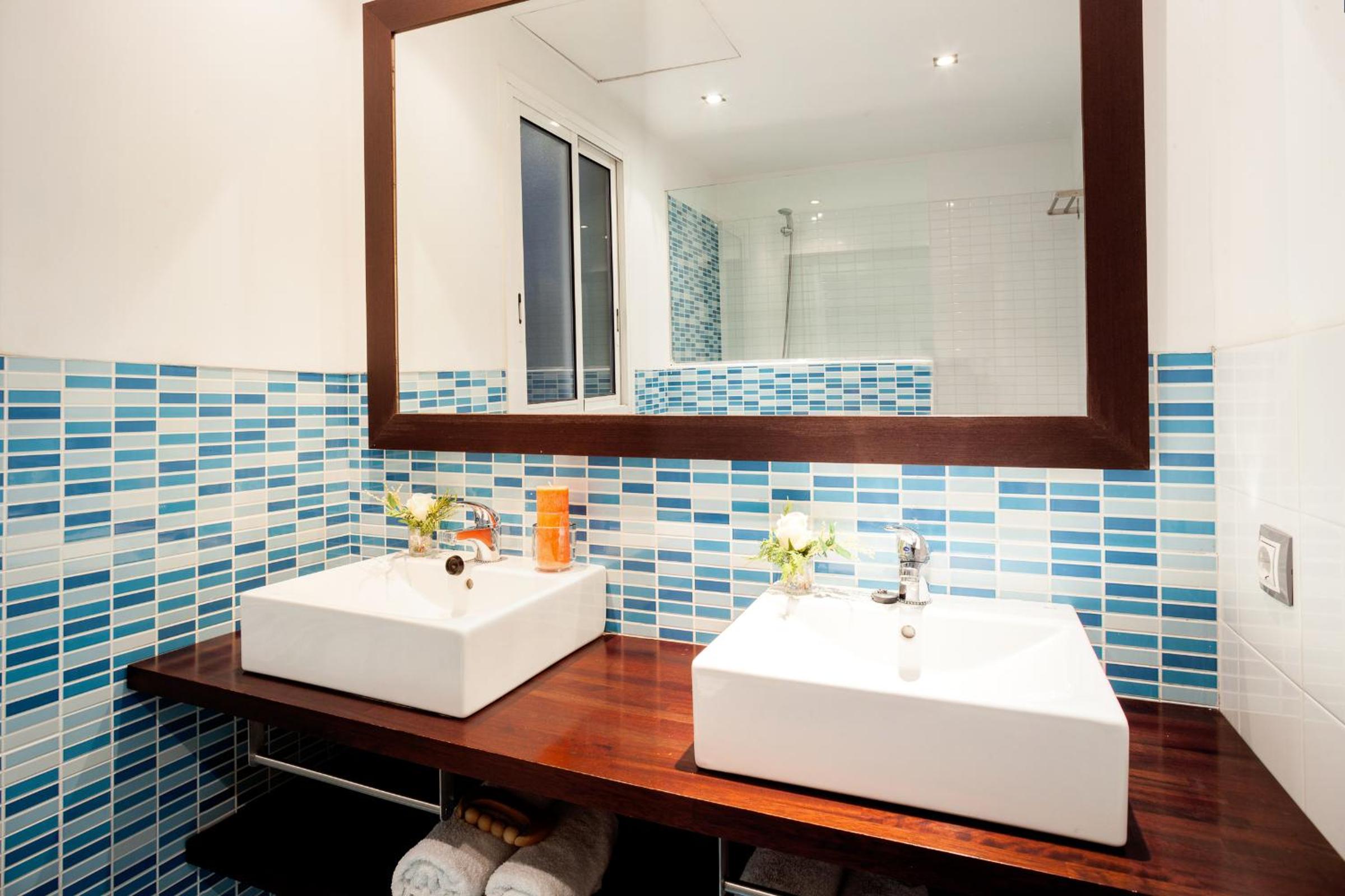 Two-Bedroom Apartment - Gran Via Street (4 Adults) photo 3