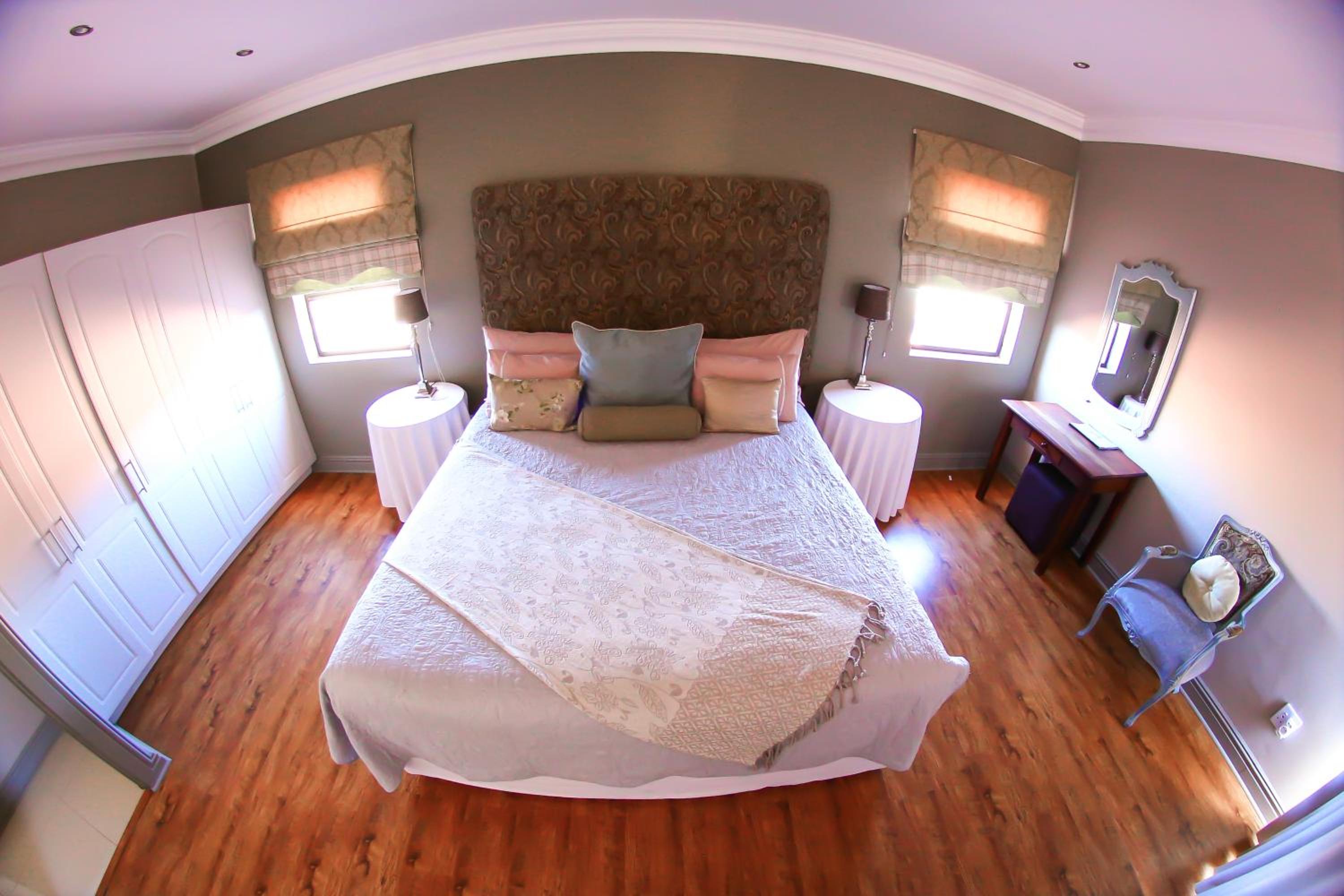 King Room with Balcony - Photo 6