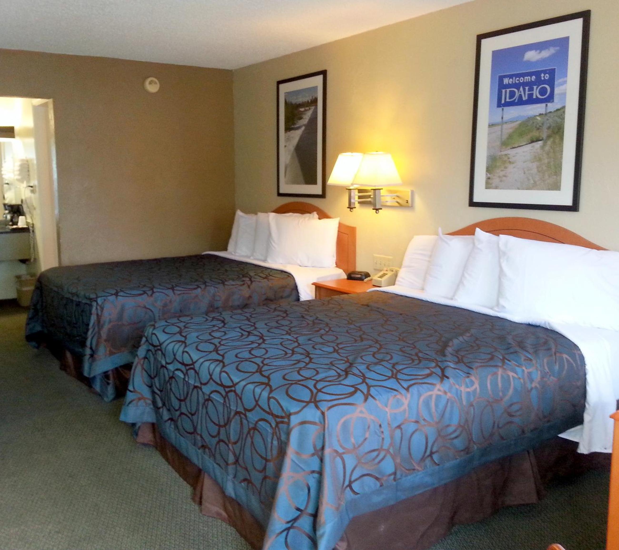 Queen Room with Two Queen Beds - Non-Smoking photo 3