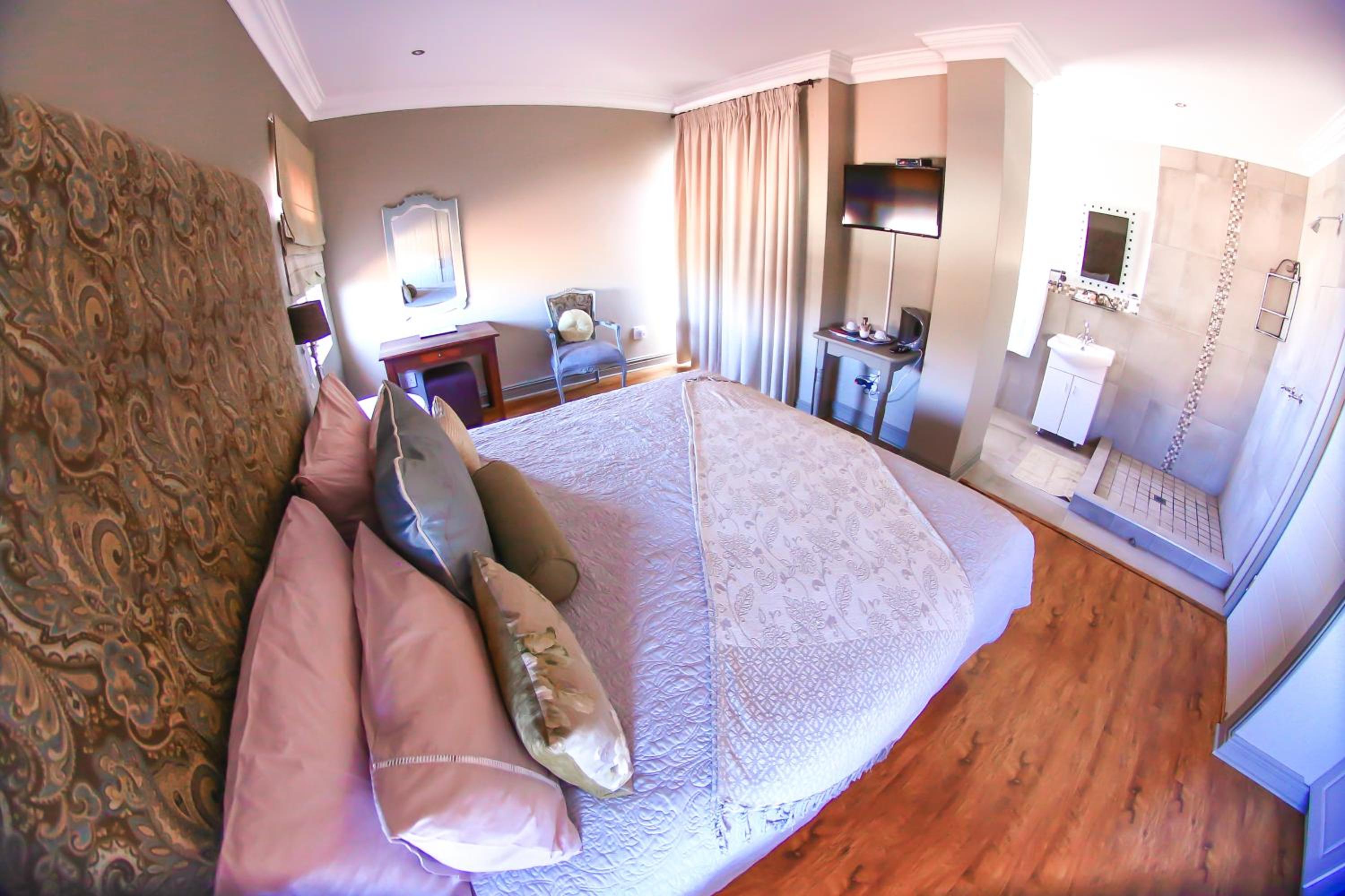 King Room with Balcony - Photo 1