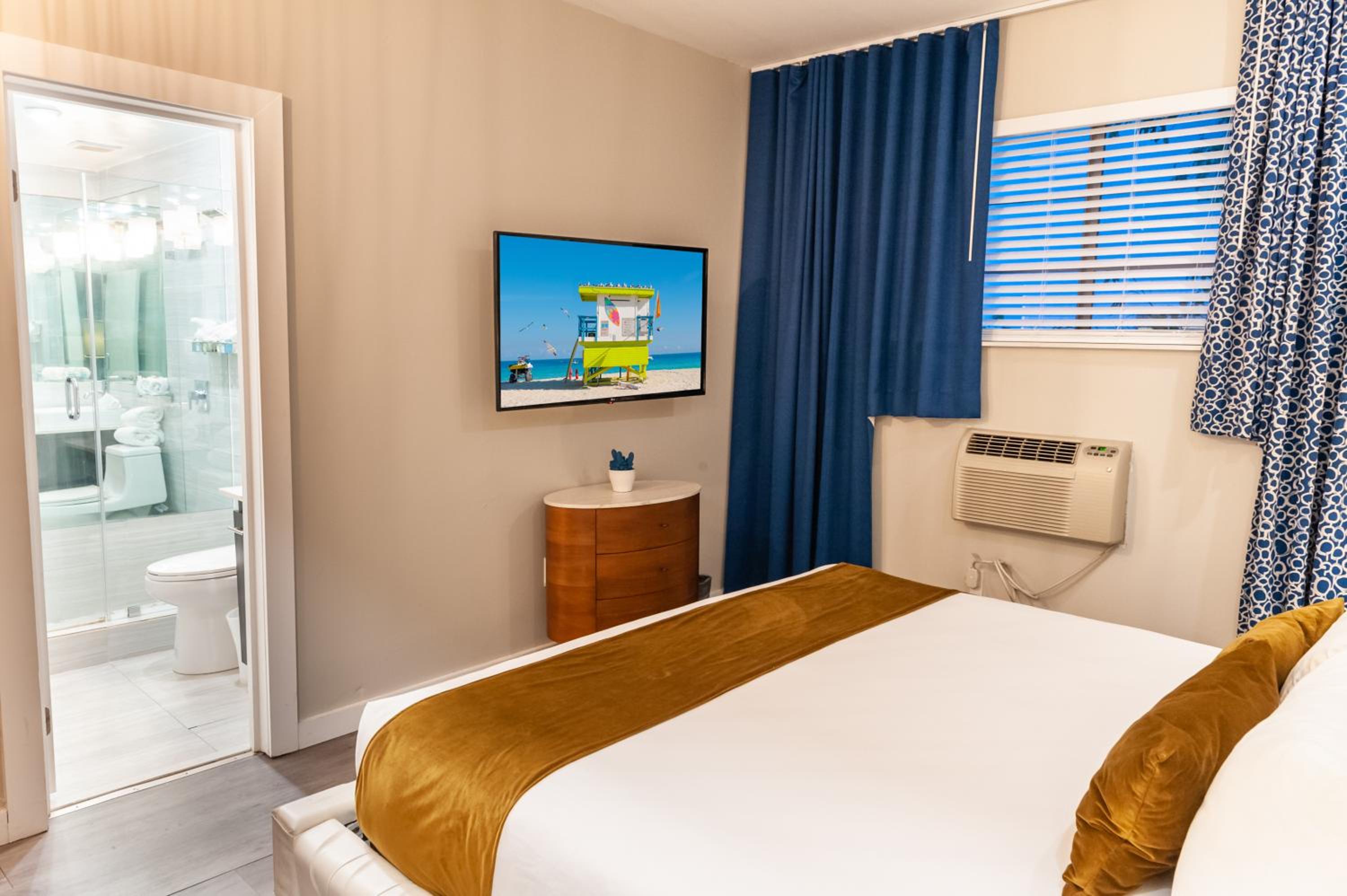 King Bedroom - Photo 24