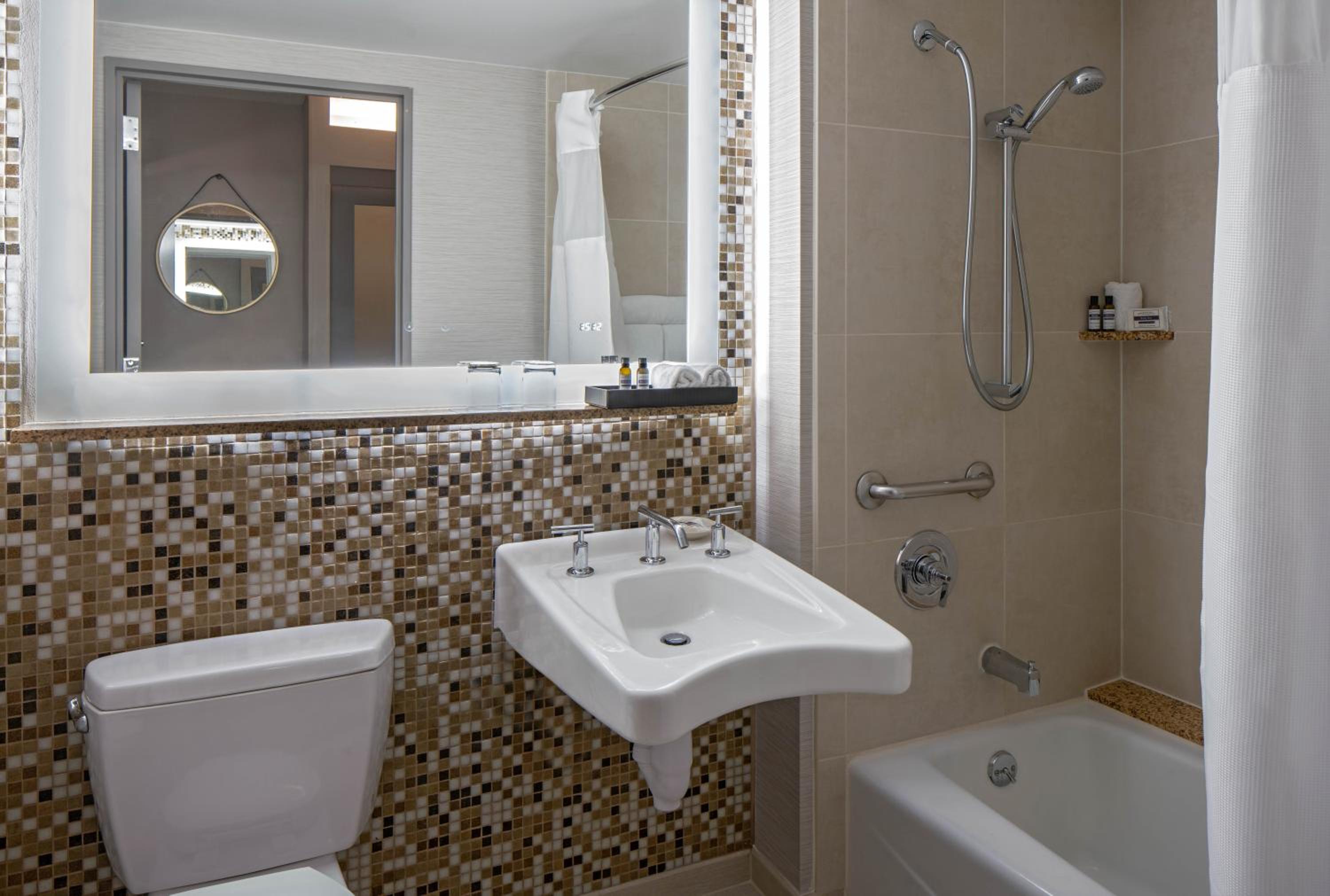 Double Room with Two Double Beds and Accessible Tub - Disability Access - Photo 4