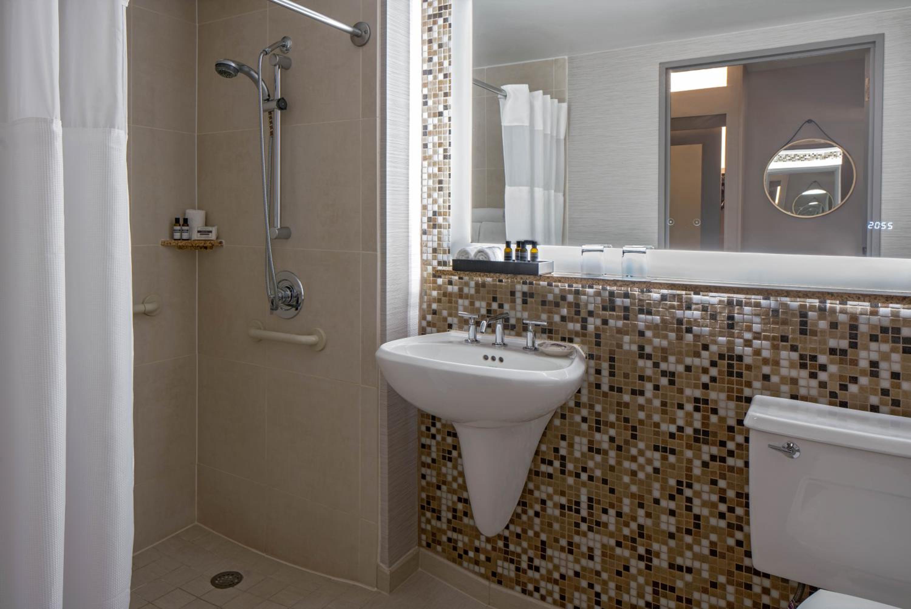 King Room with Accessible Shower - Disability Access - Photo 3
