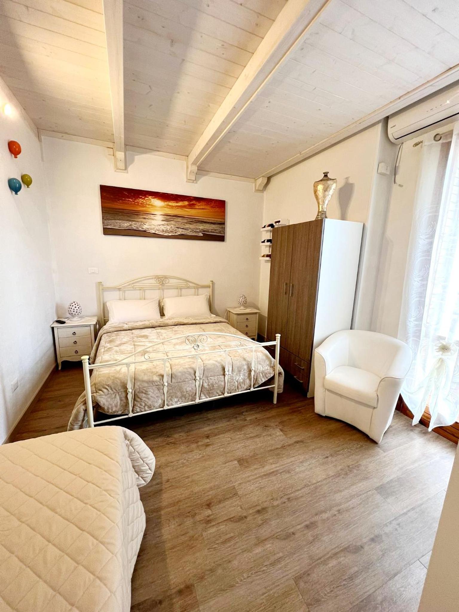 Standard King Room - Photo 14