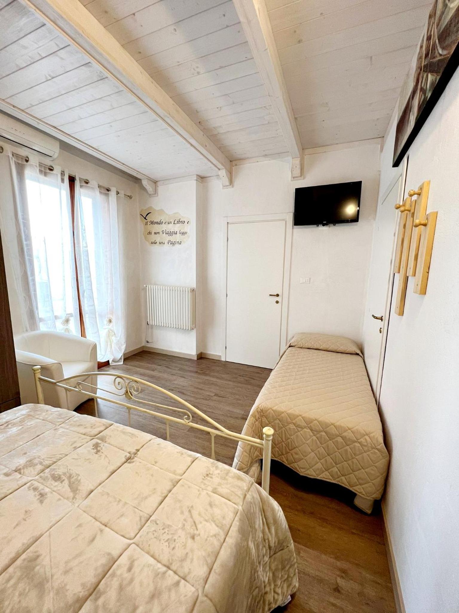 Standard King Room - Photo 18