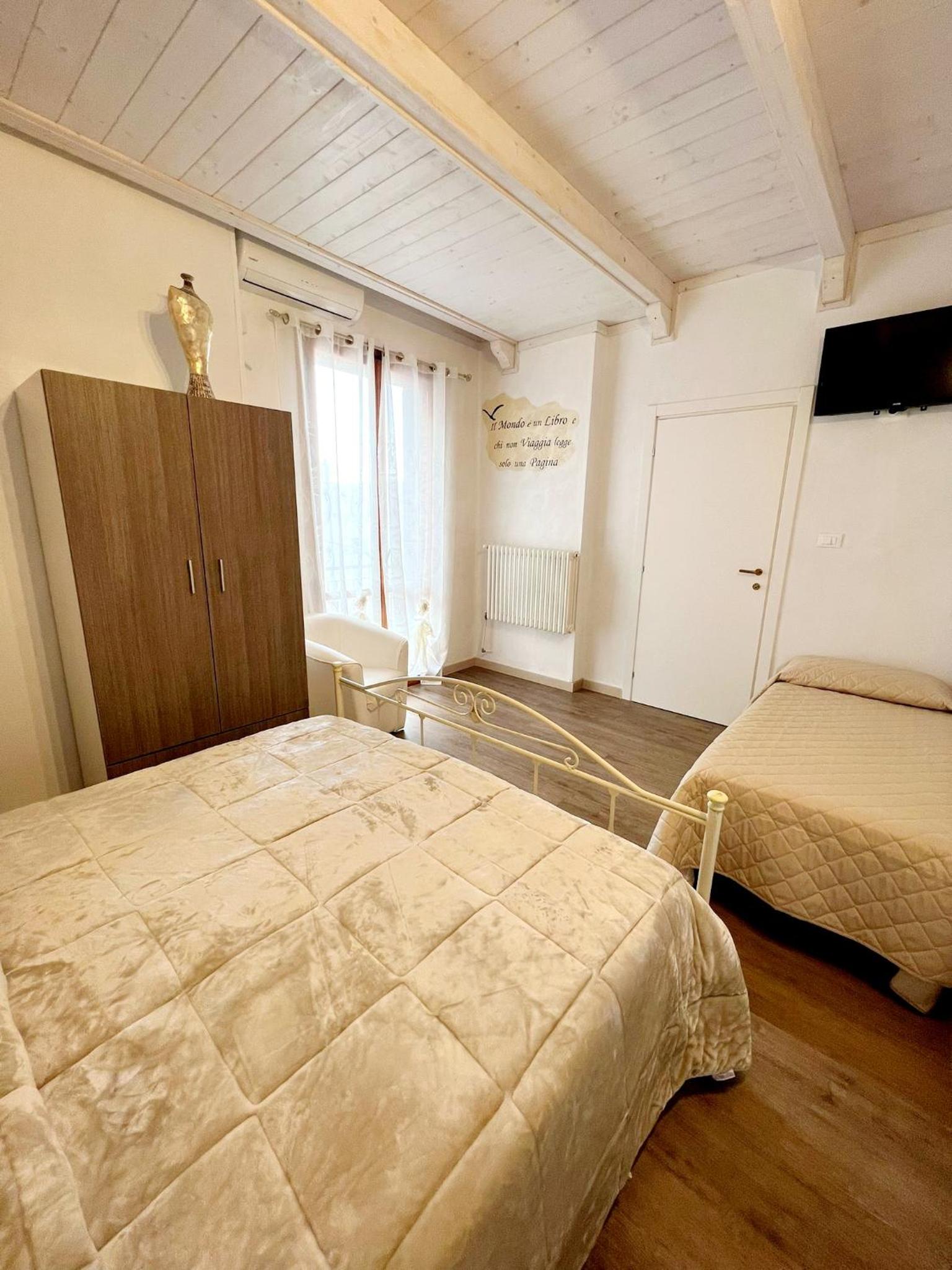 Standard King Room - Photo 17