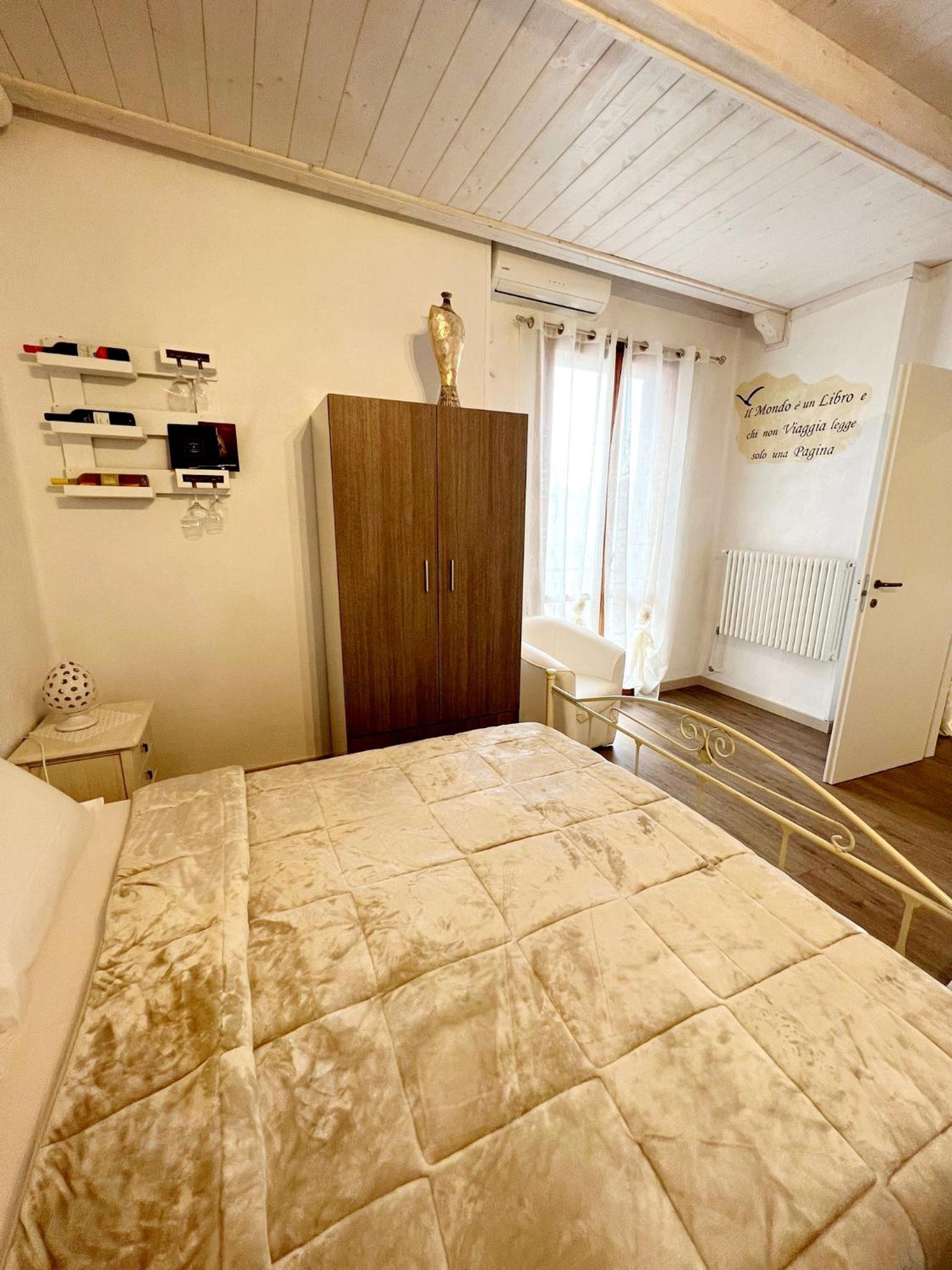 Standard King Room - Photo 16