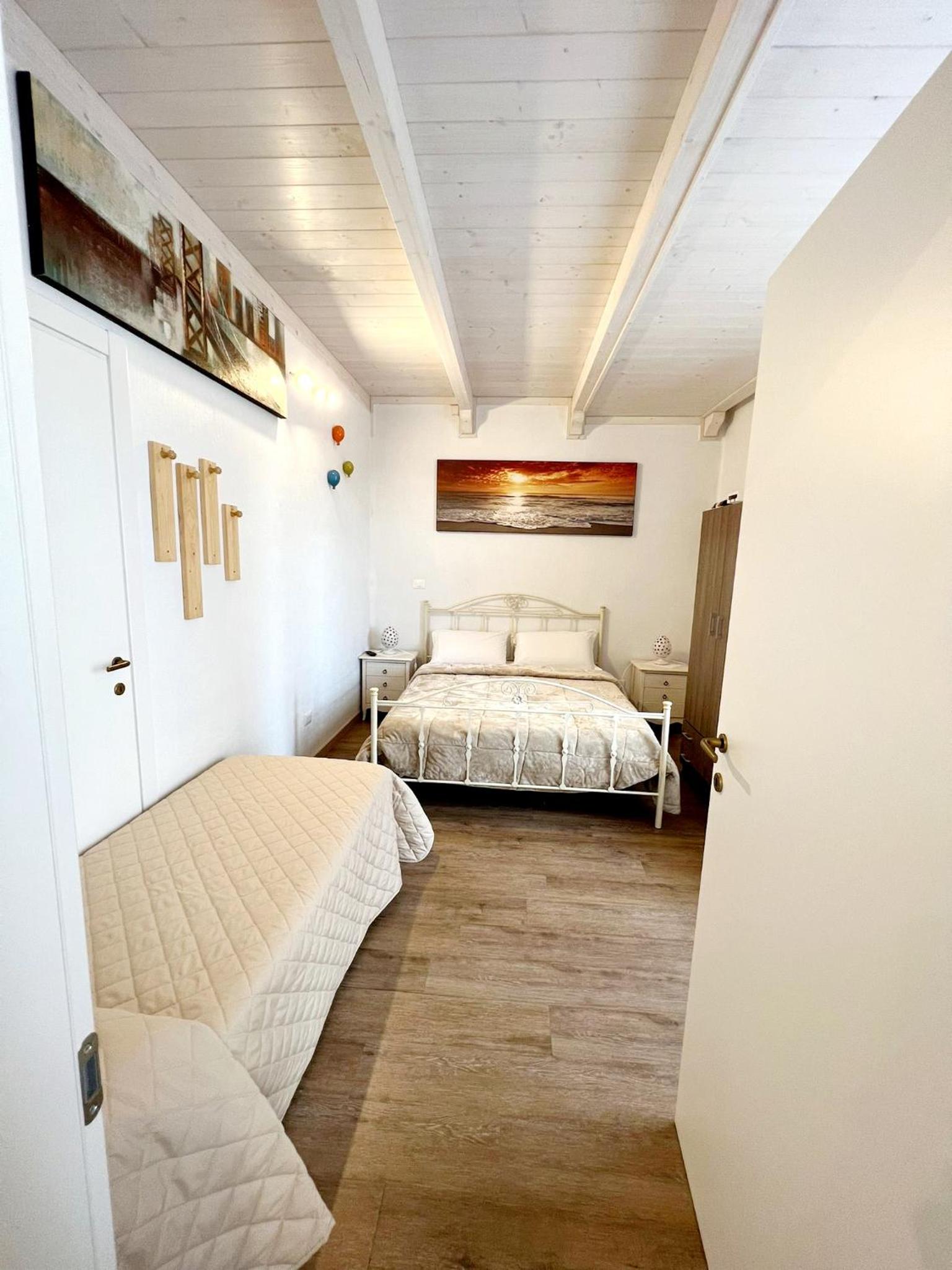 Standard King Room - Photo 15