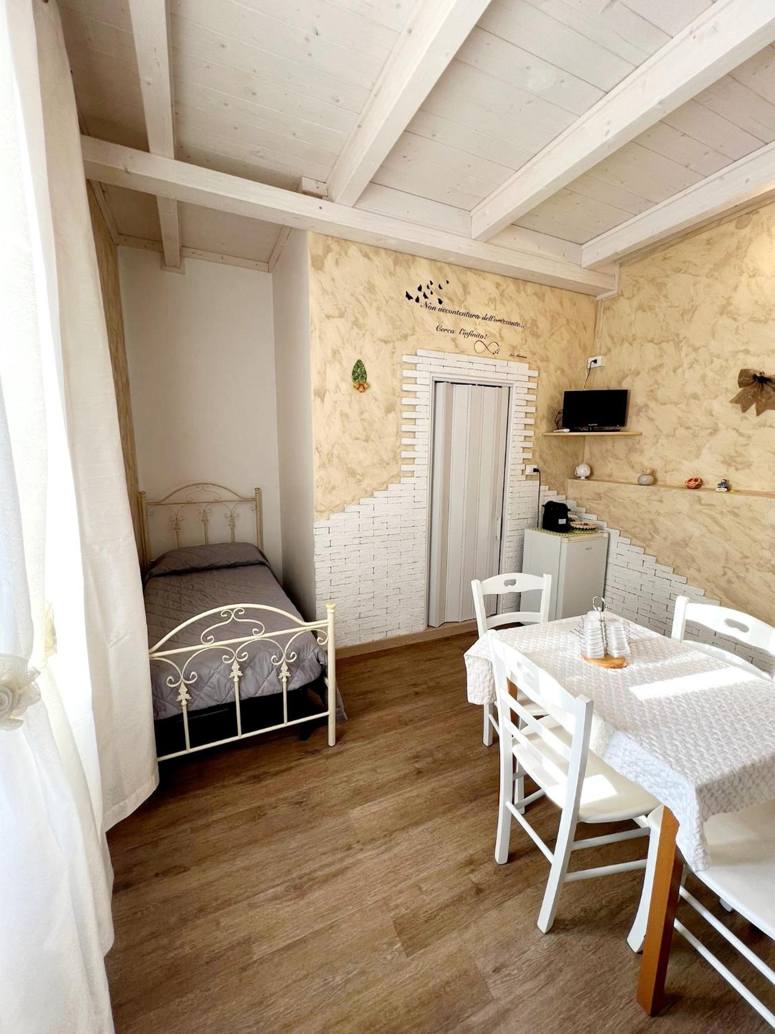 Standard King Room - Photo 10