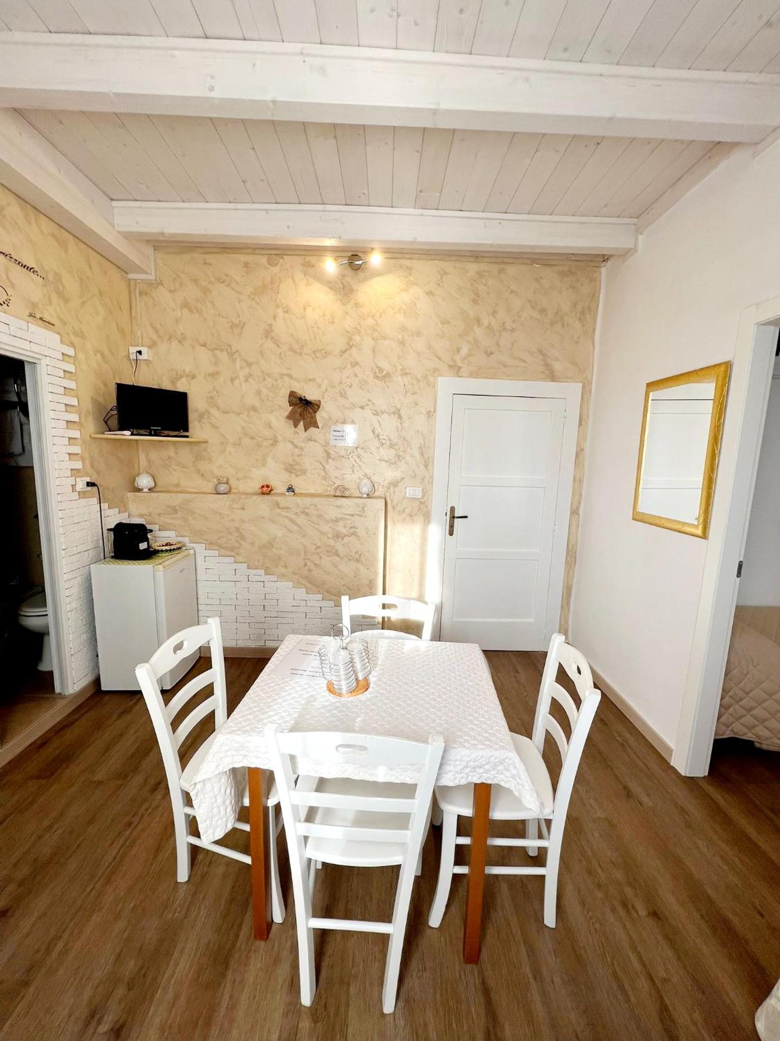 Standard King Room - Photo 11