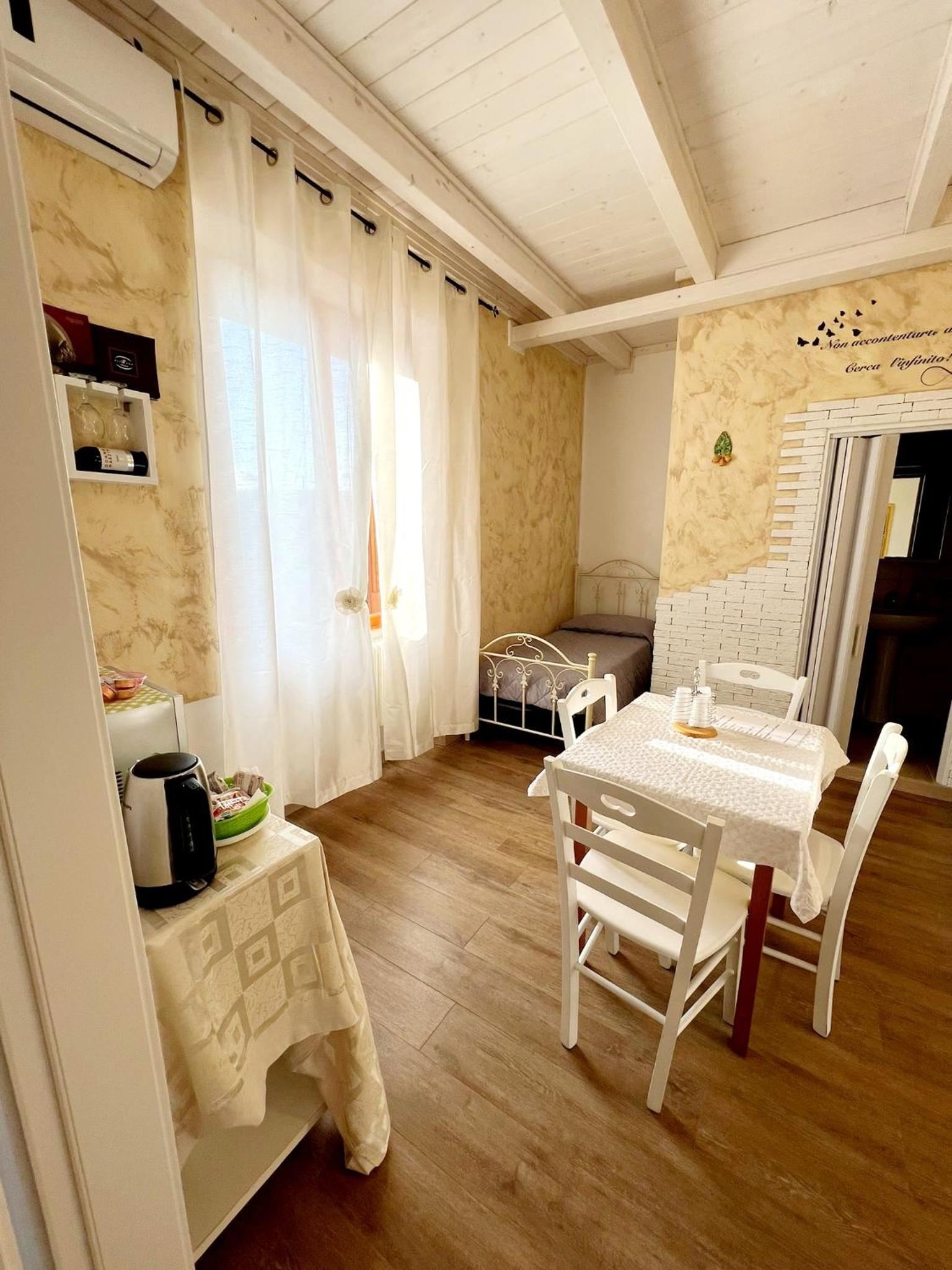 Standard King Room - Photo 22