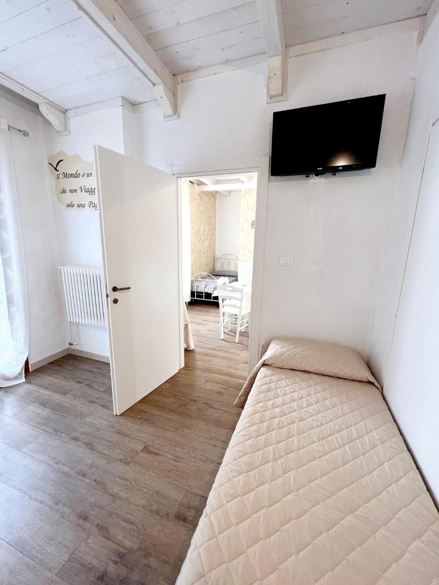 Standard King Room - Photo 19