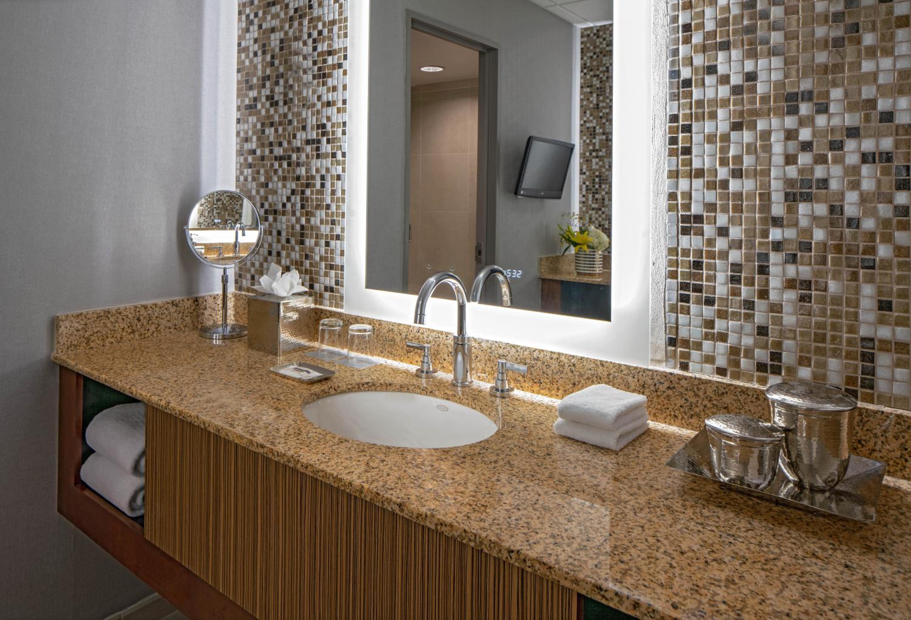 Double Room with Two Double Beds and Accessible Tub - Disability Access - Photo 2