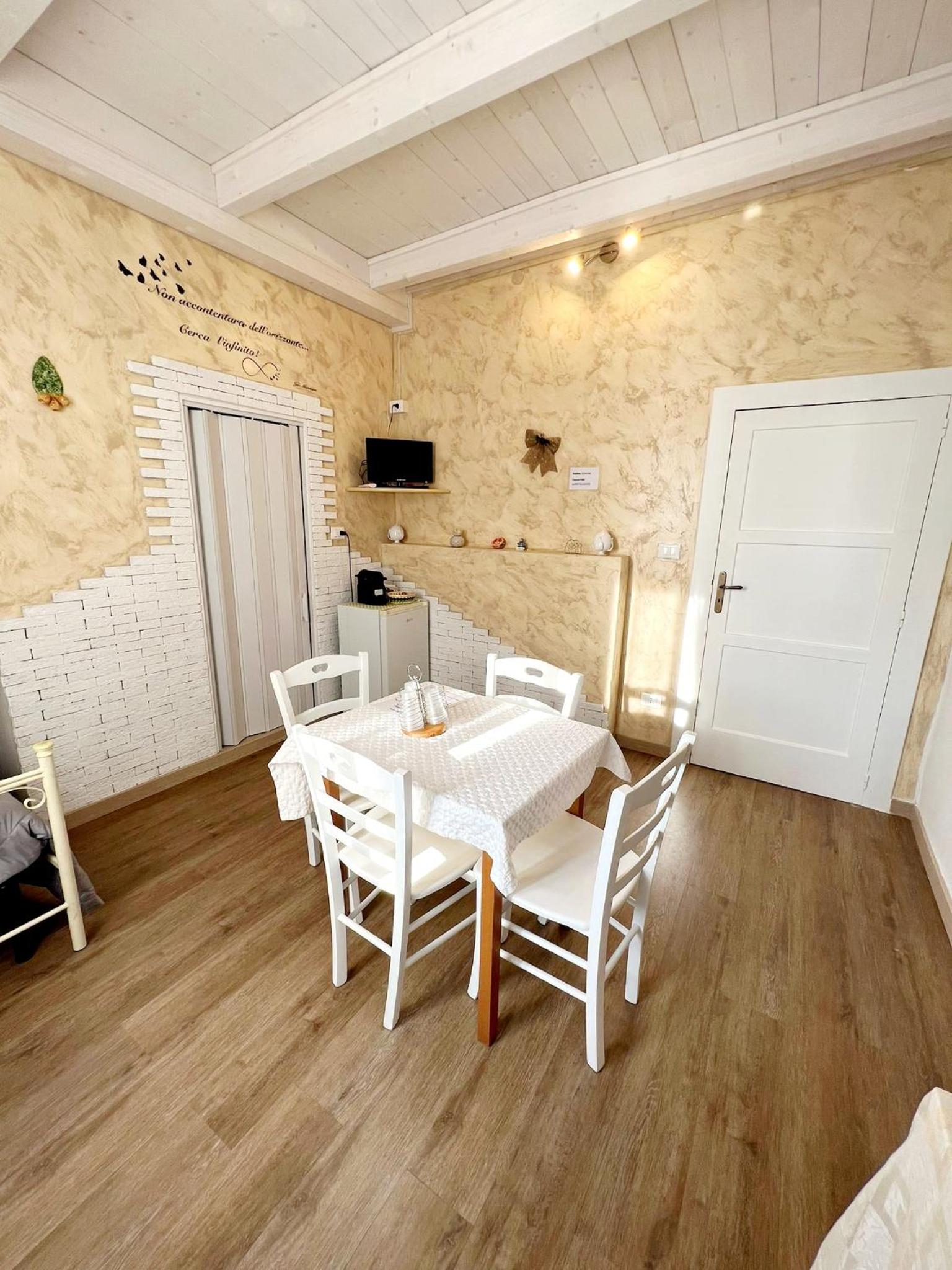 Standard King Room - Photo 13