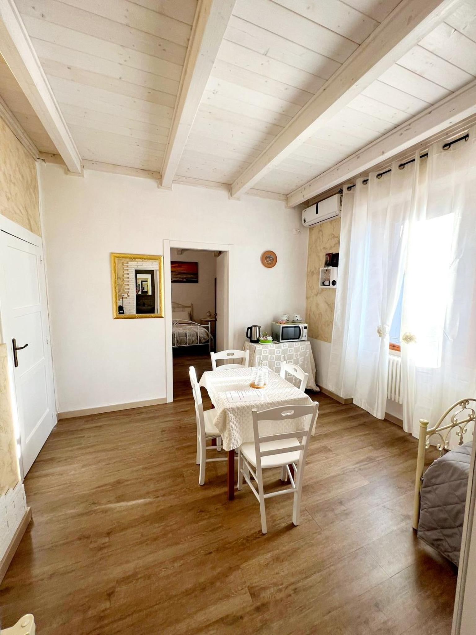 Standard King Room - Photo 5