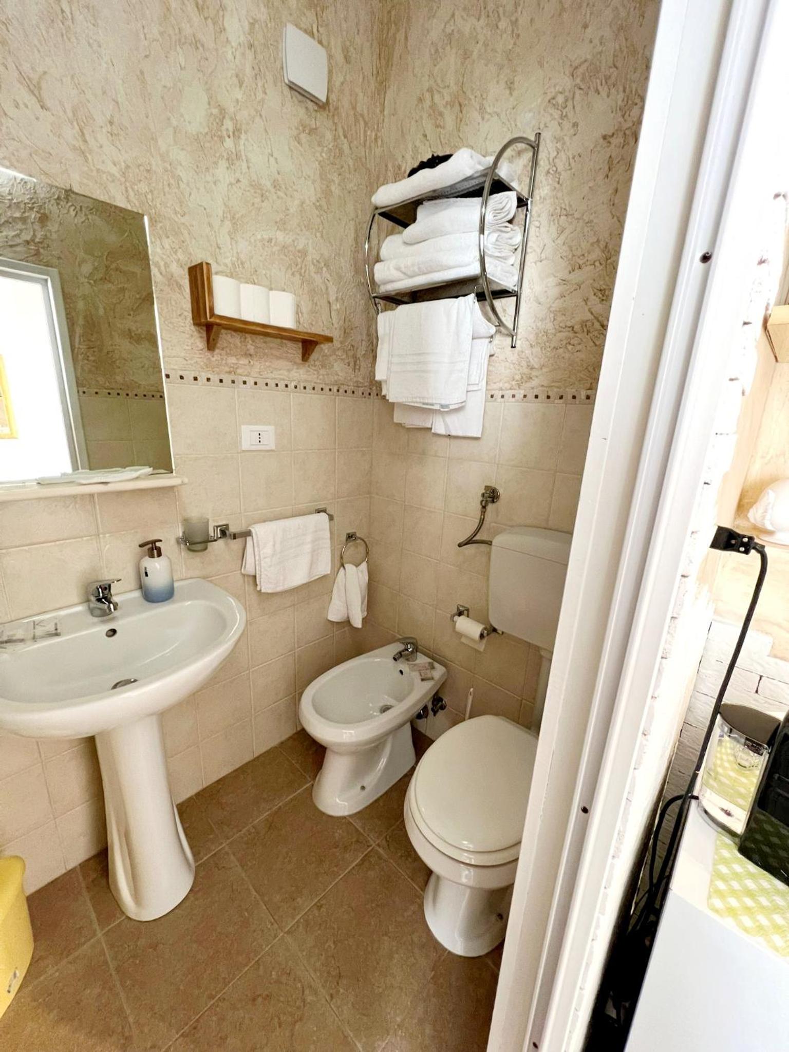 Standard King Room - Photo 7