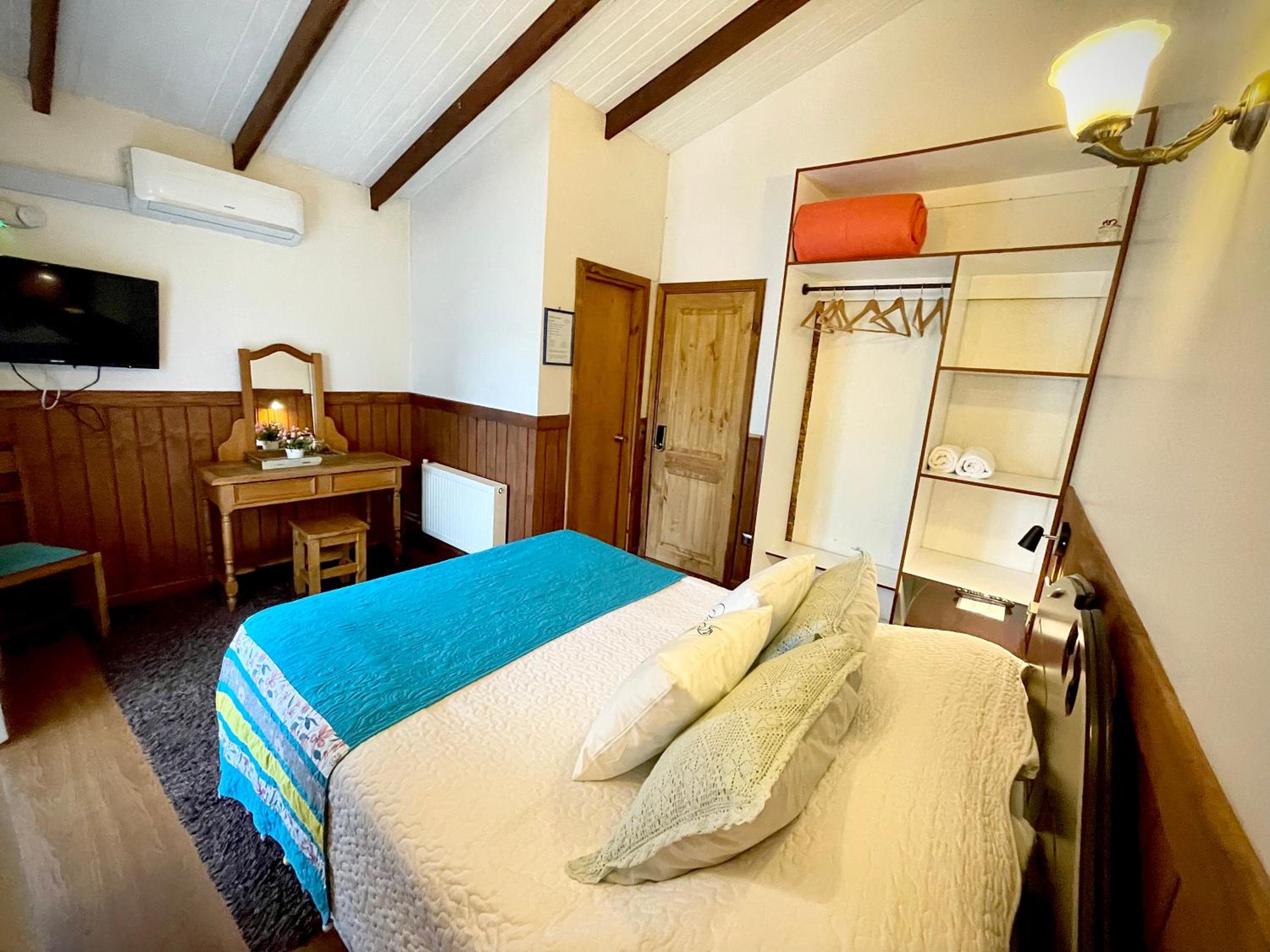 Deluxe Double Room with Shower photo 3