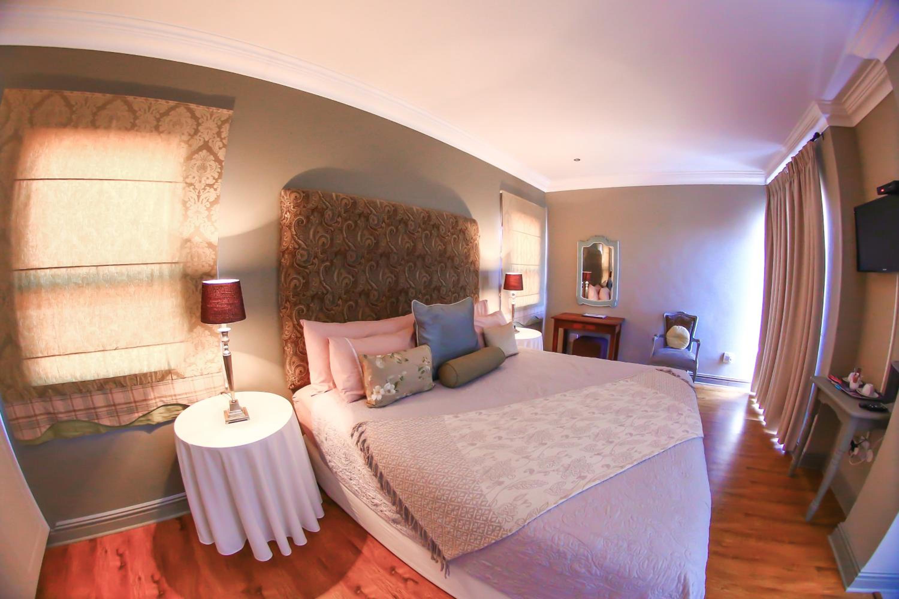 King Room with Balcony - Photo 4