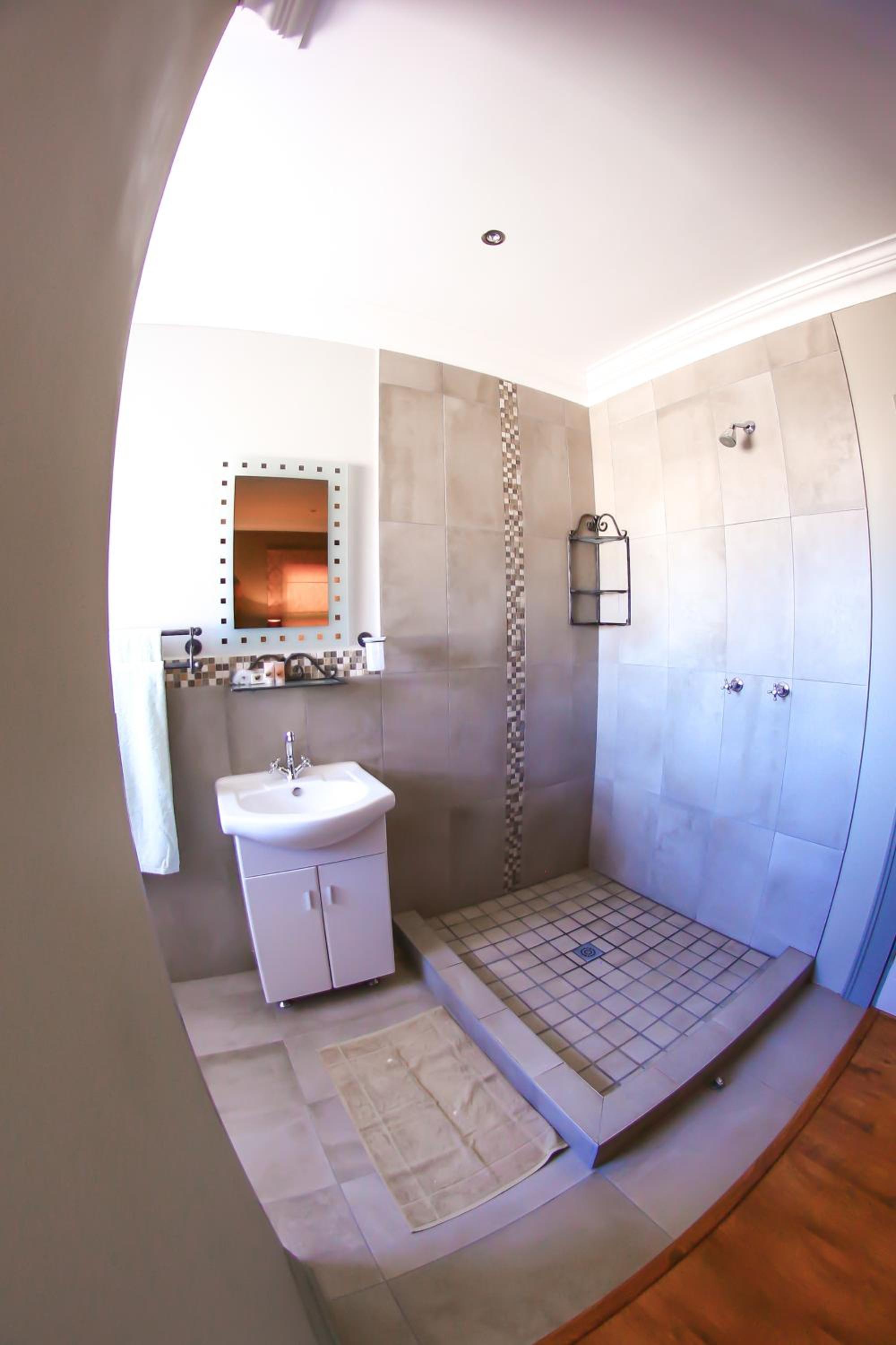King Room with Balcony - Photo 2
