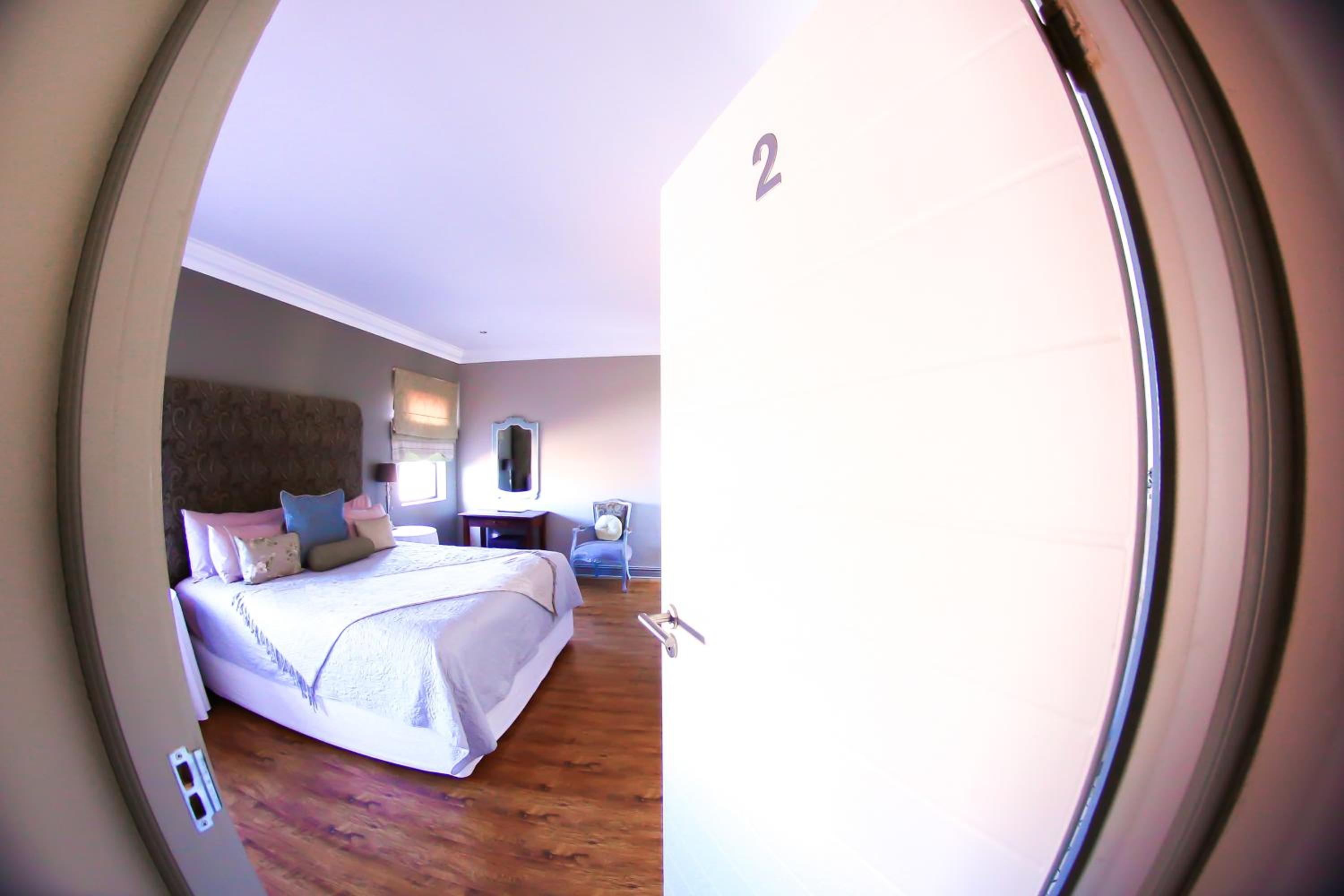 King Room with Balcony - Photo 5
