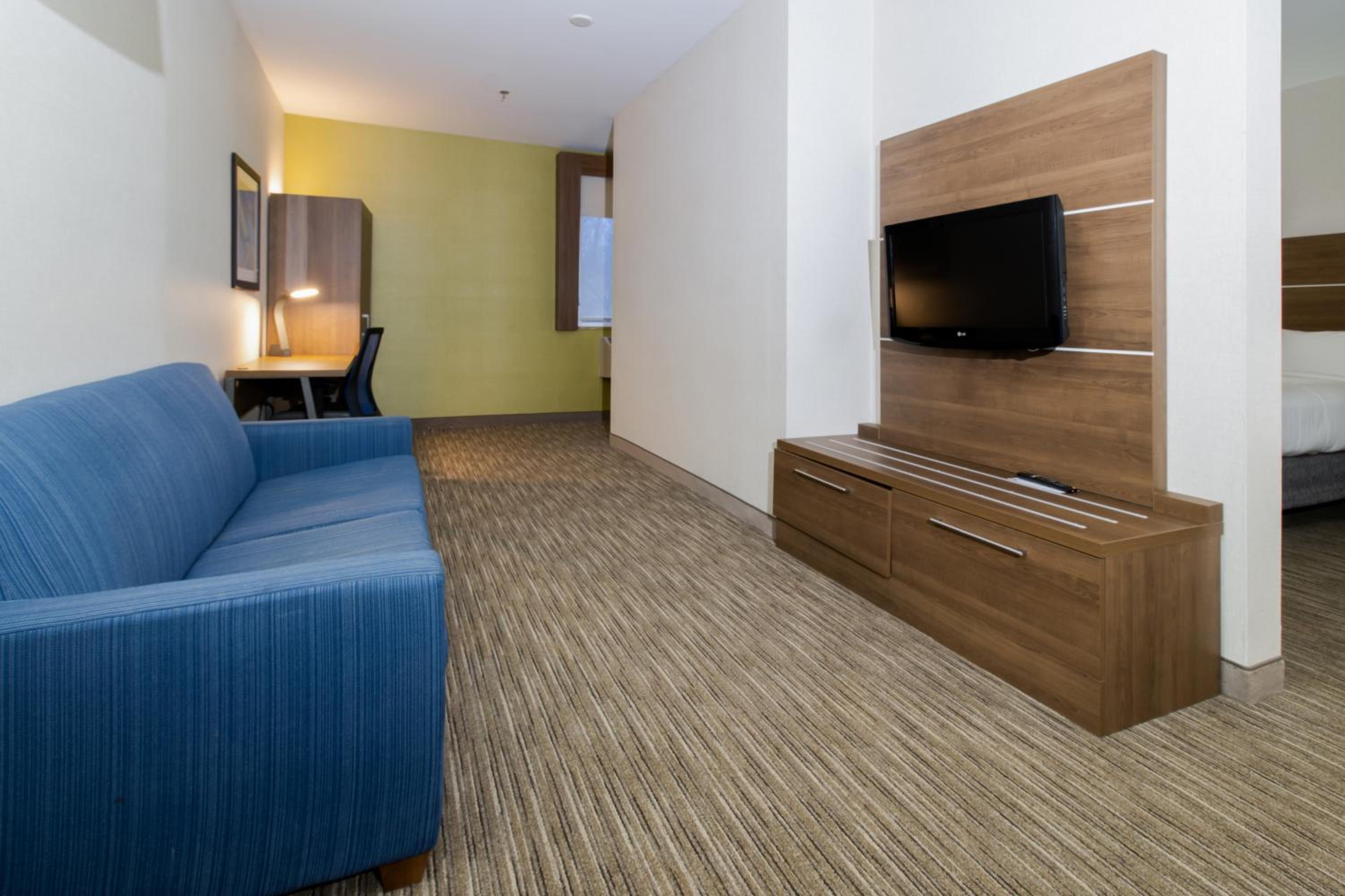 Queen Suite with Two Queen Beds and Sofa Bed - Photo 1