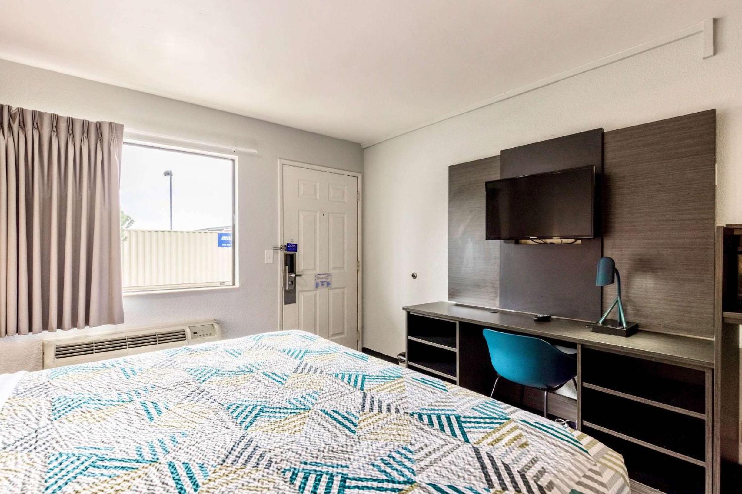 King Room - Non-Smoking - Photo 2