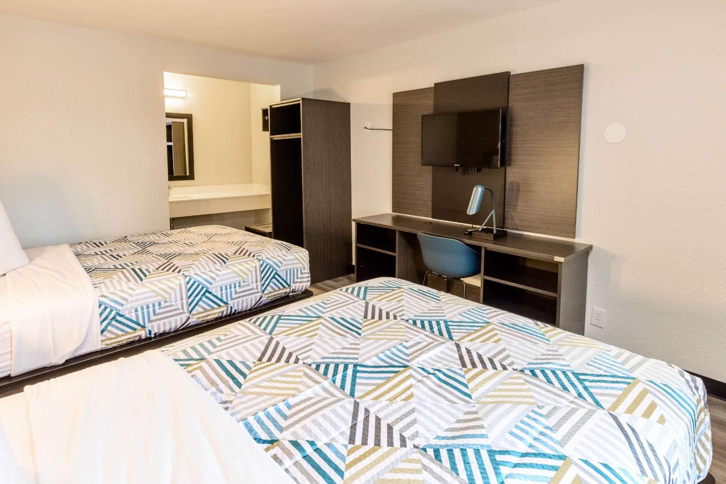 Quadruple Room - Non-Smoking - Photo 3