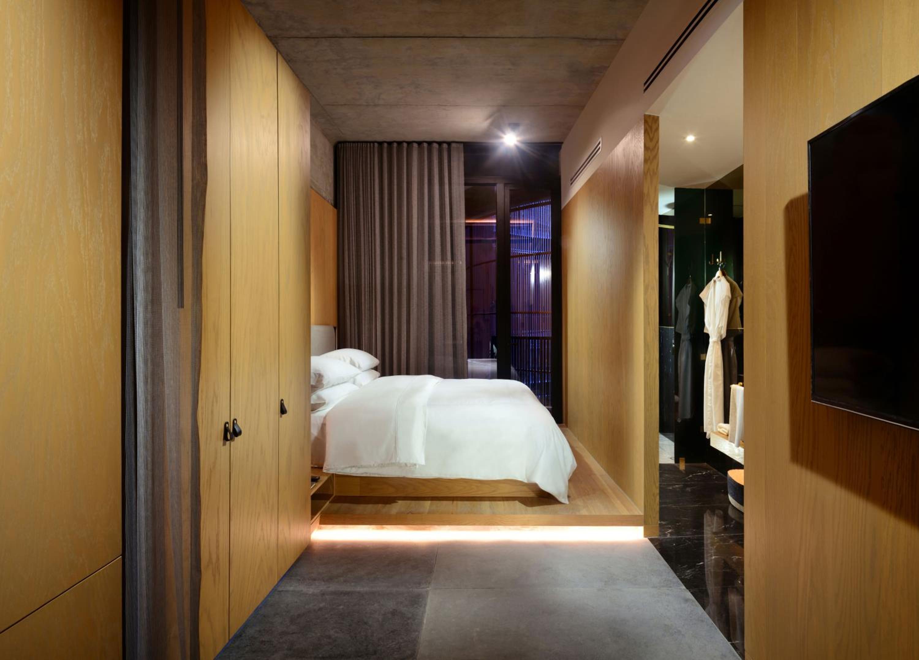 Deluxe Queen Room
