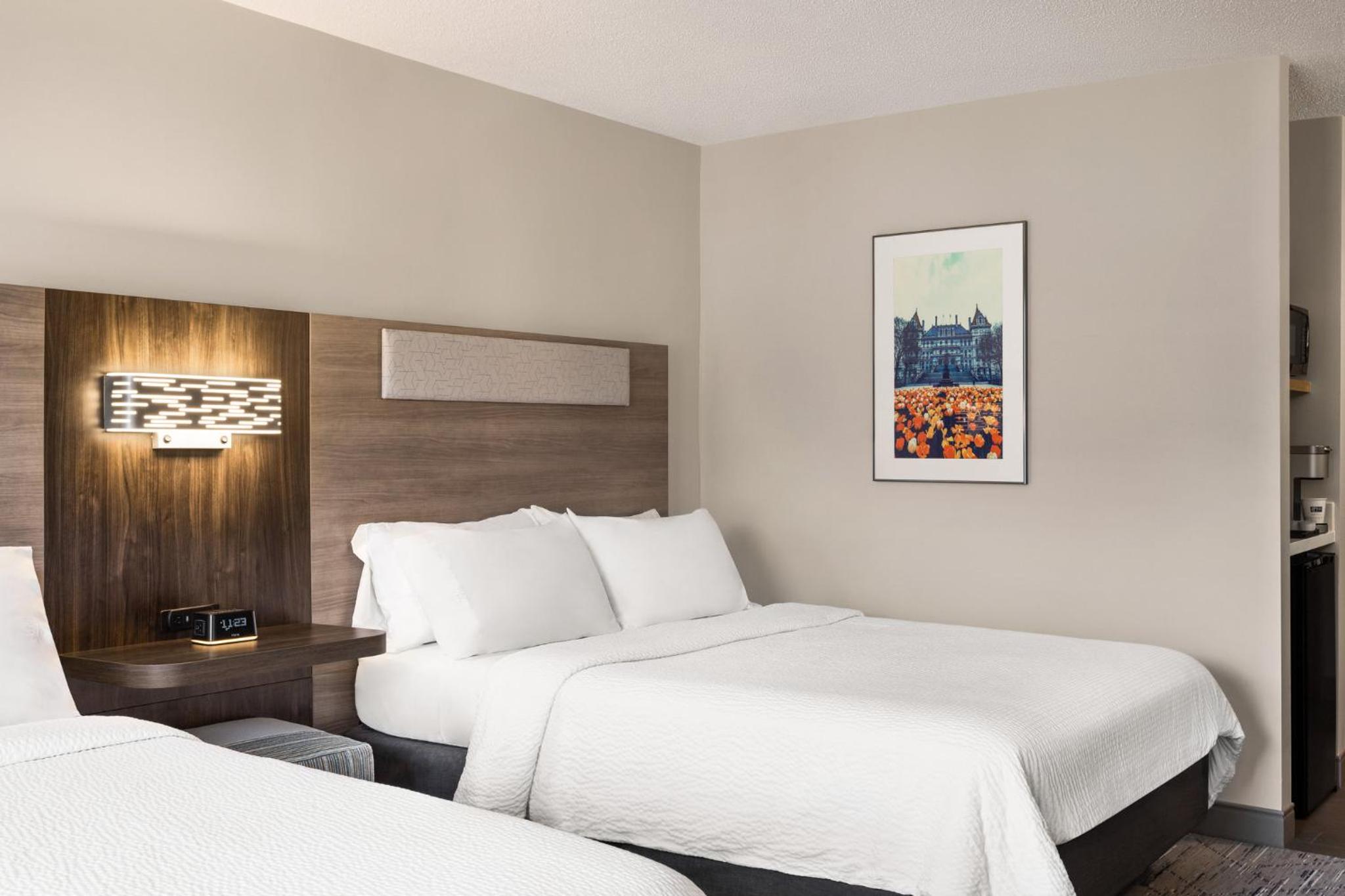 Standard Room with Two Queen Beds - Photo 3