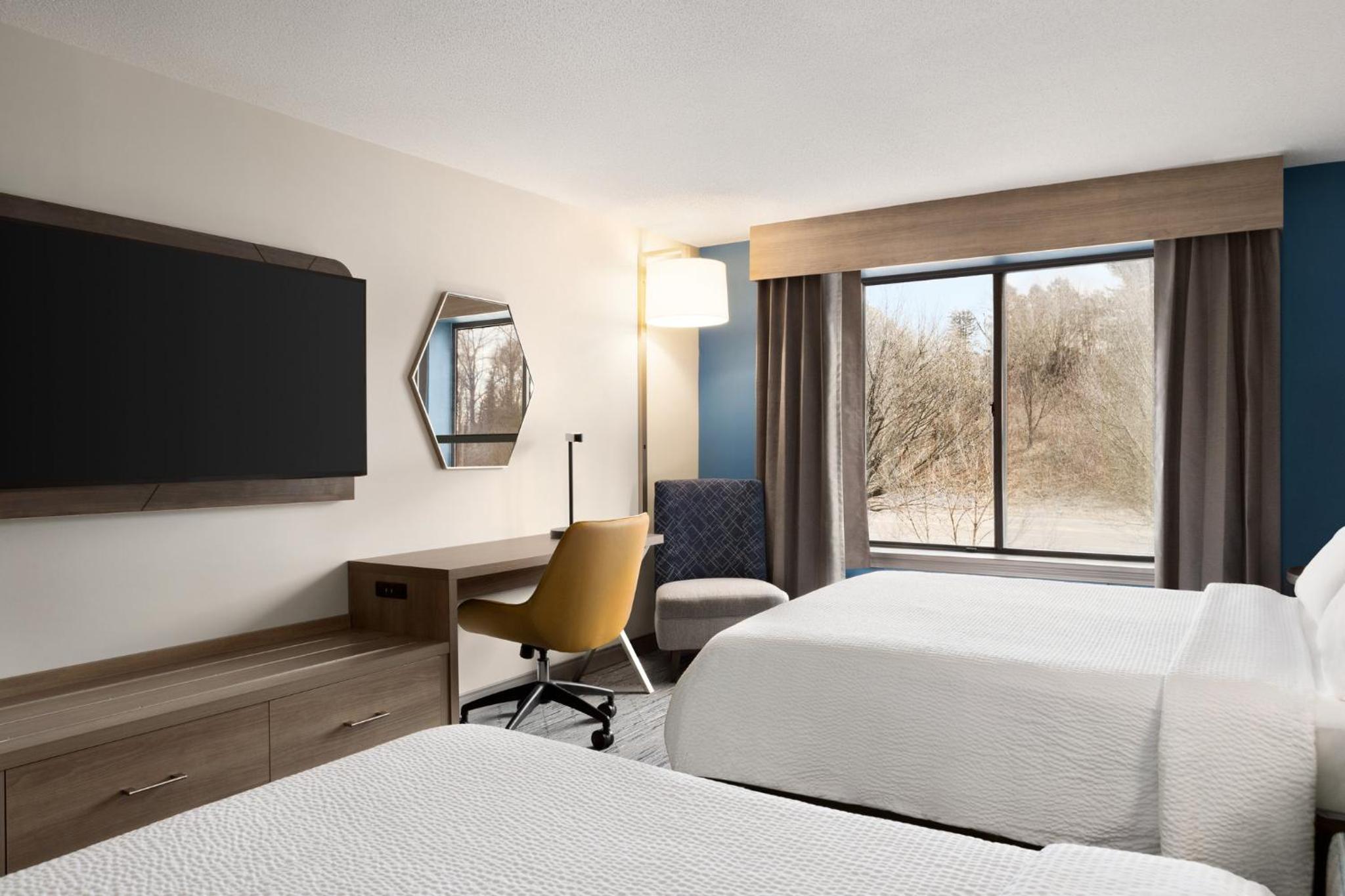 Standard Room with Two Queen Beds - Photo 2