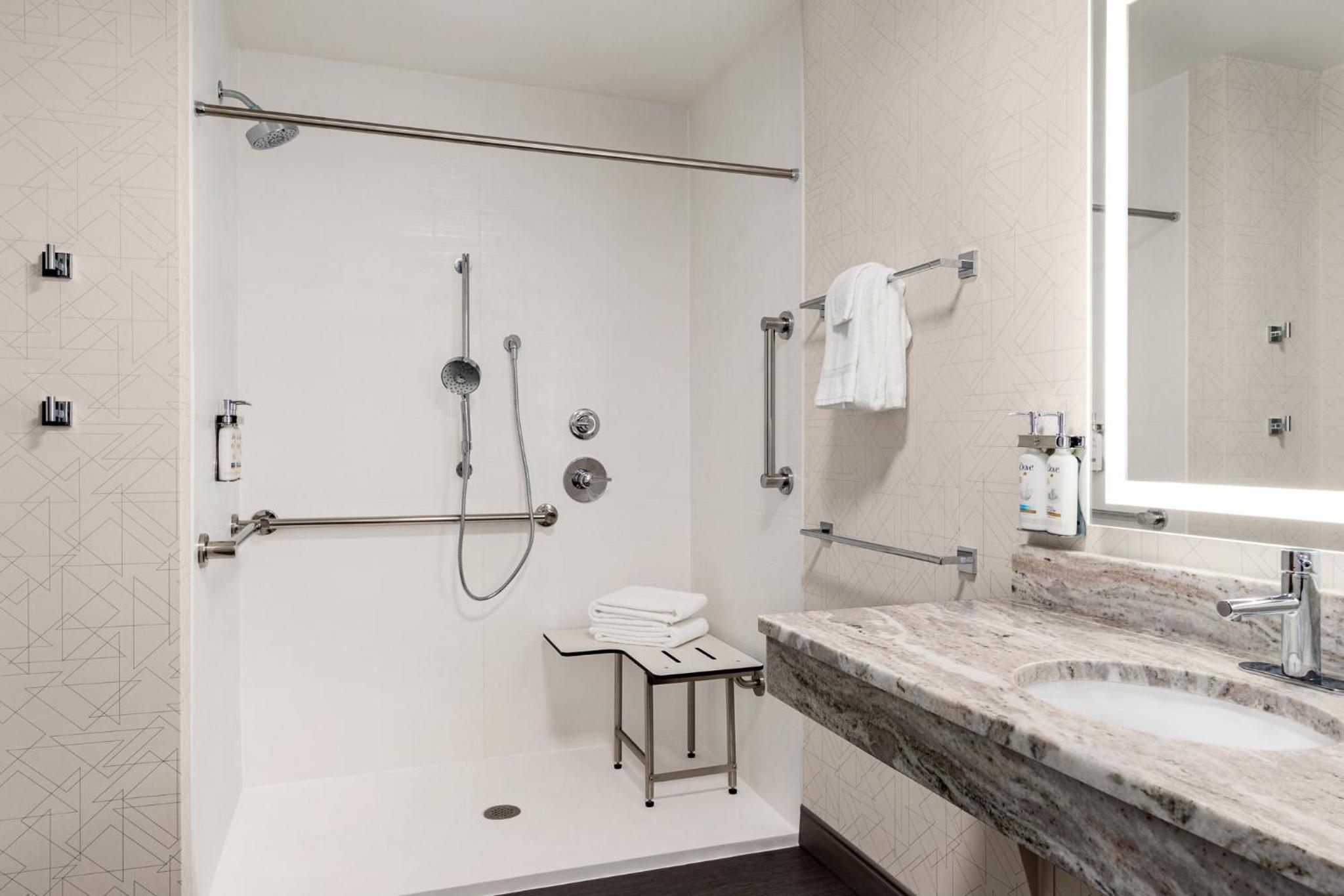 King Suite with Bath Tub - Disability Access - Photo 2