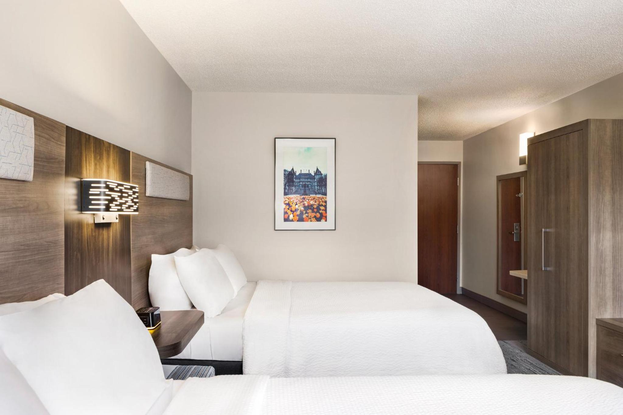 Standard Room with Two Queen Beds - Photo 4