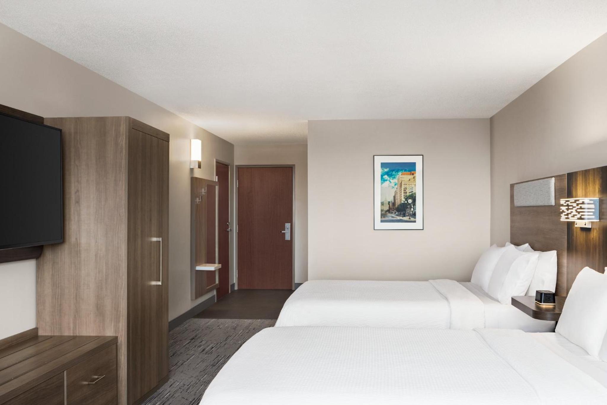 Queen Suite with Two Queen Beds - Photo 4