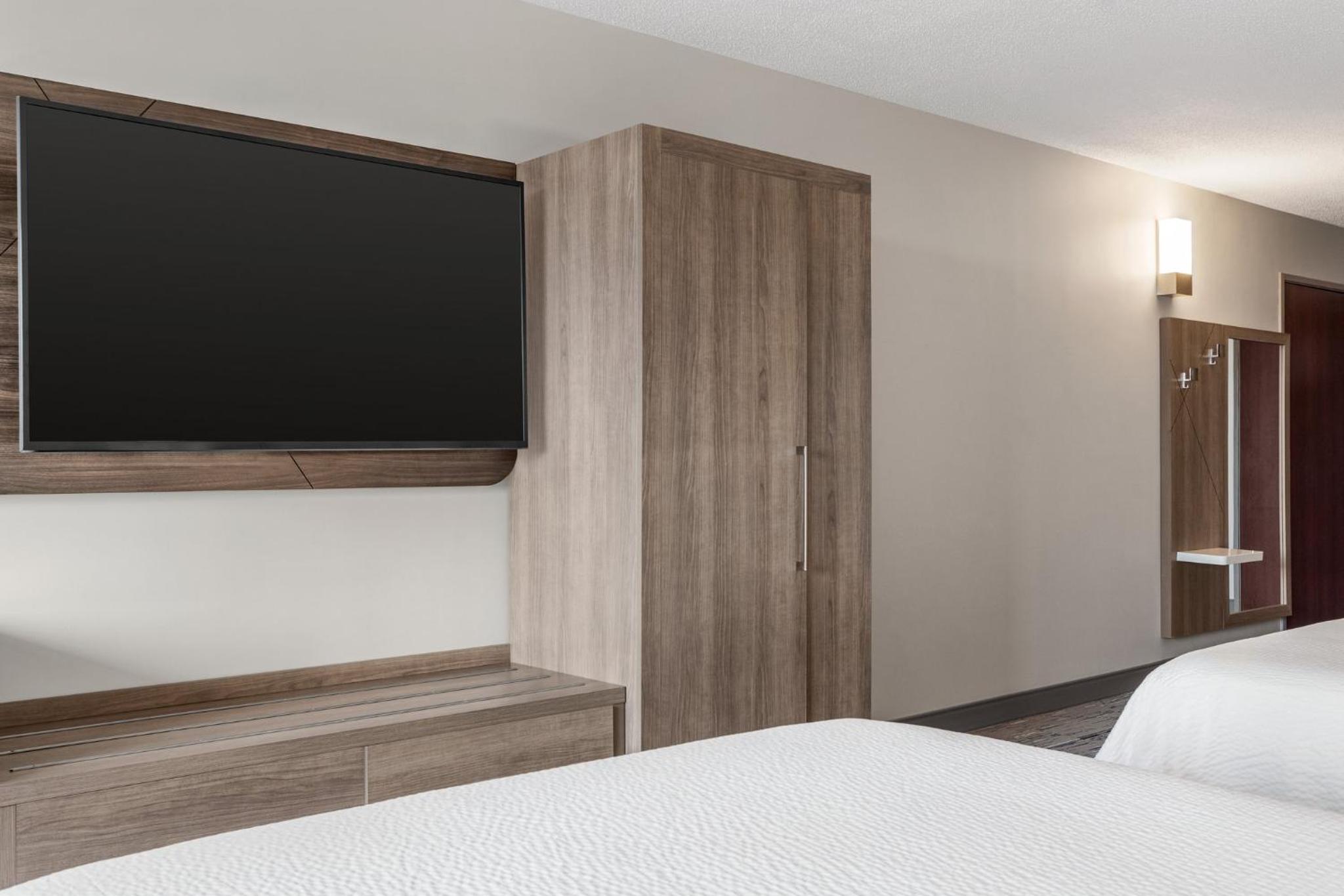 Standard Room with Two Queen Beds - Photo 5