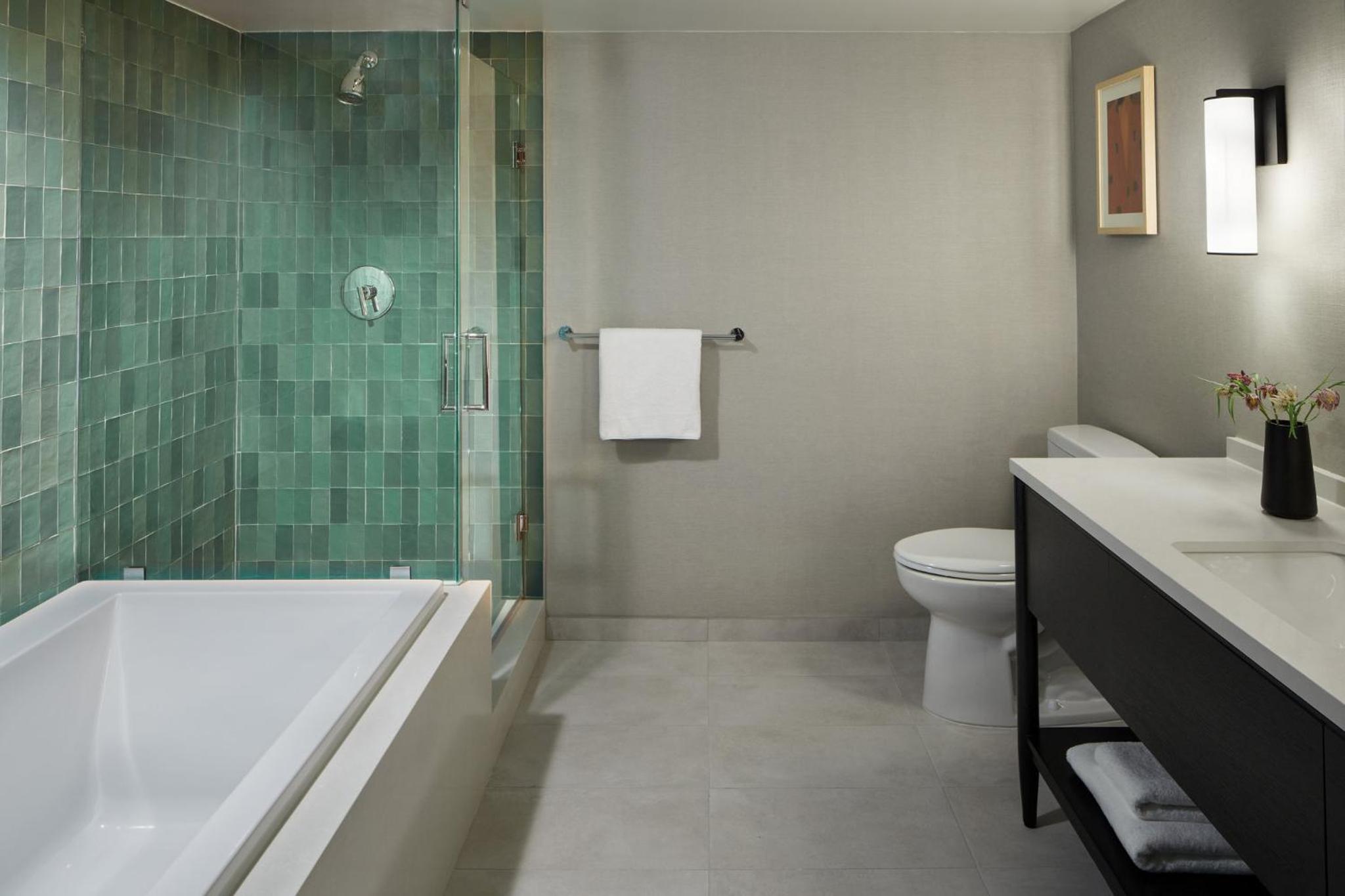 Corner King Room with One King Bed and Spa Access (Non Smoking) thumbnail 5