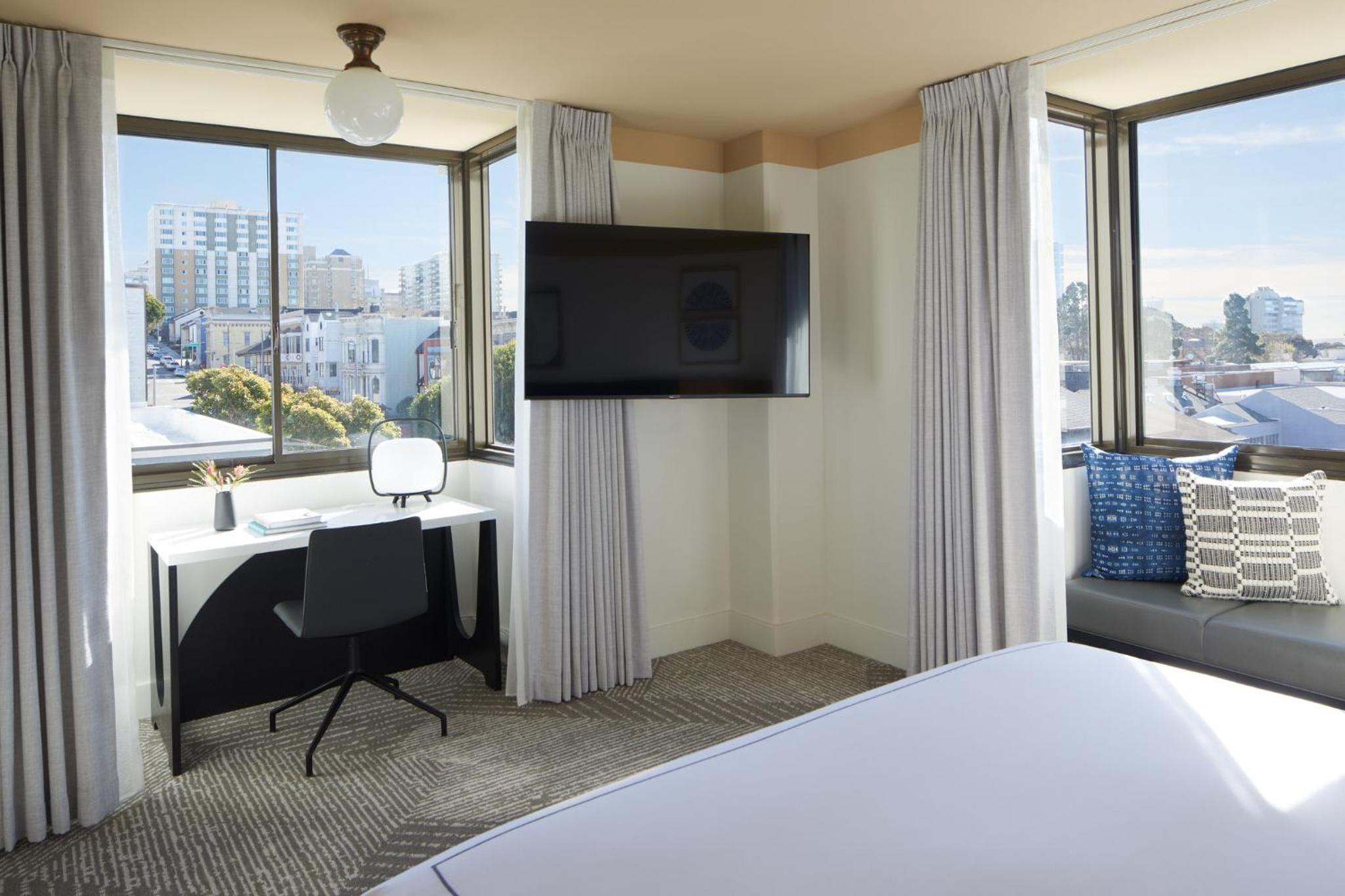 Corner King Room with One King Bed and Spa Access (Non Smoking)