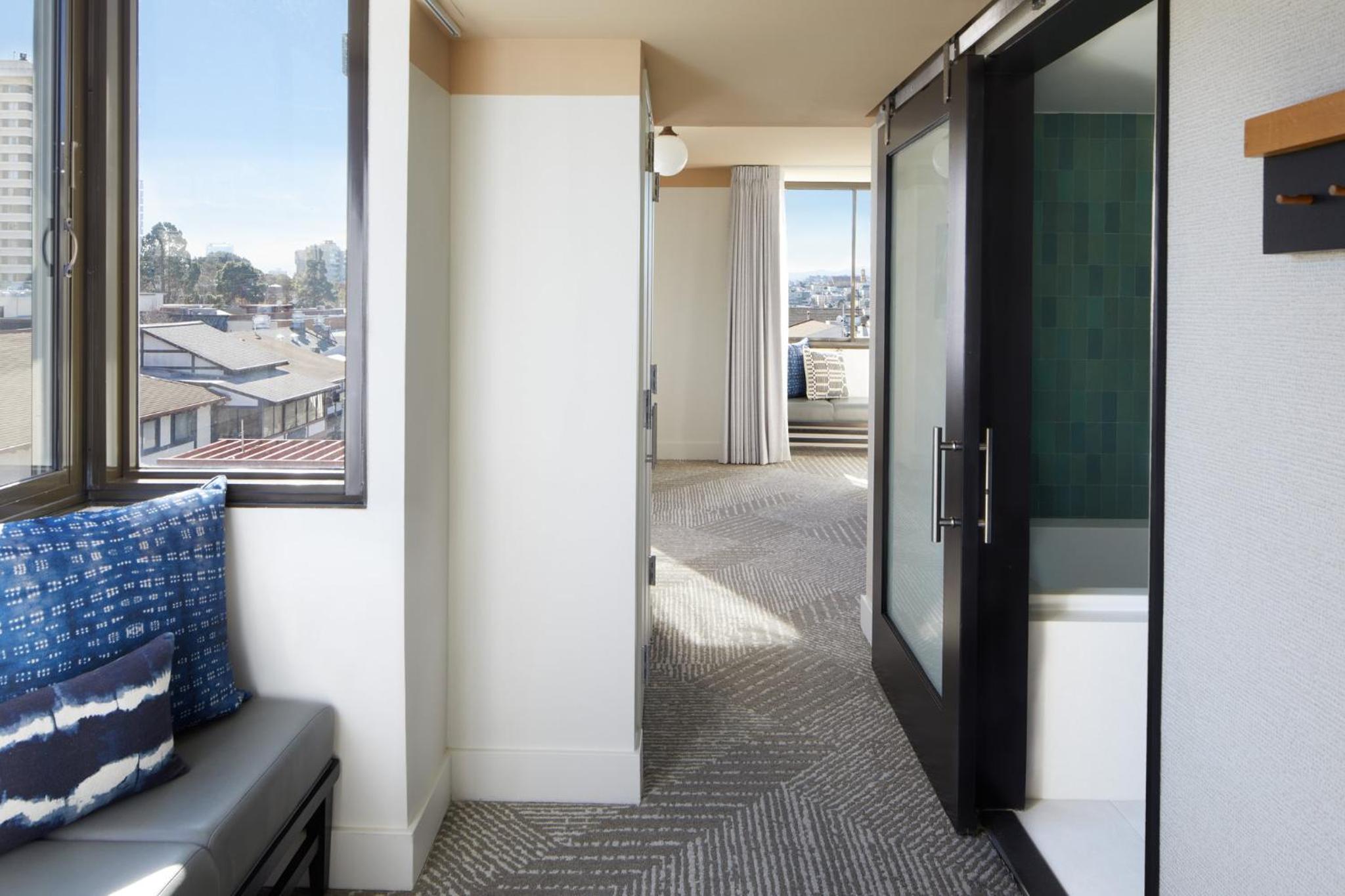Corner King Room with One King Bed and Spa Access (Non Smoking)