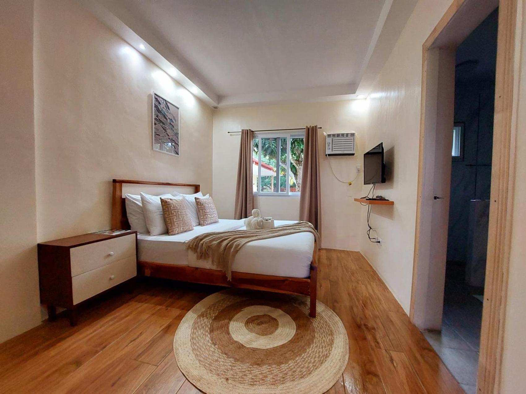 One-Bedroom Apartment - Photo 2